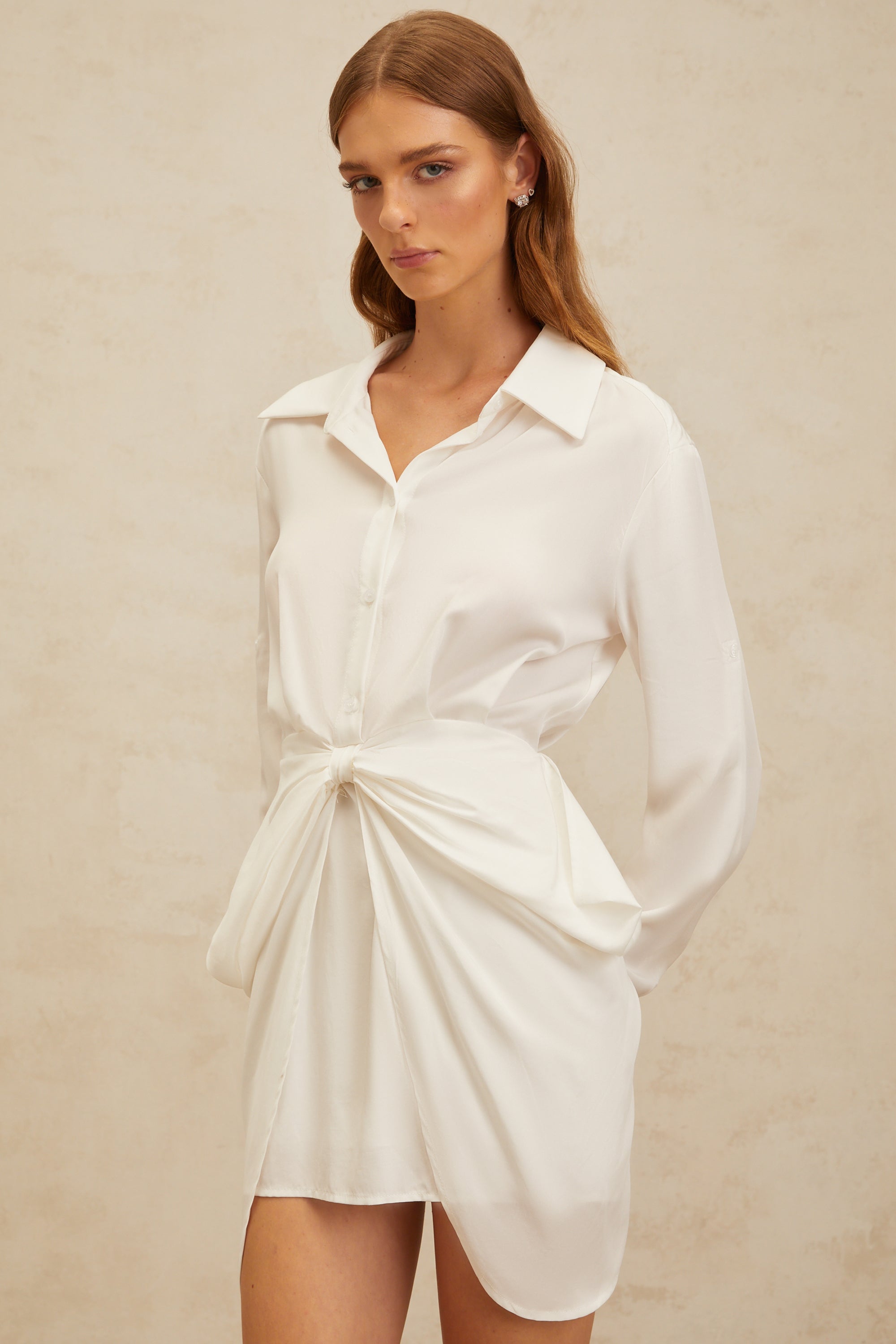 فستان ديان وايت الأنيق القصير بعقدة فيونكة