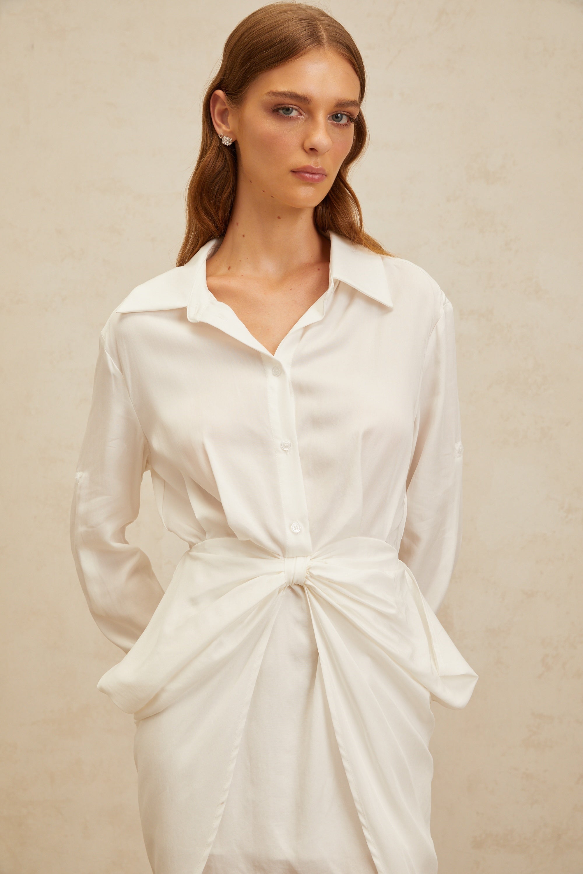 فستان ديان وايت الأنيق القصير بعقدة فيونكة