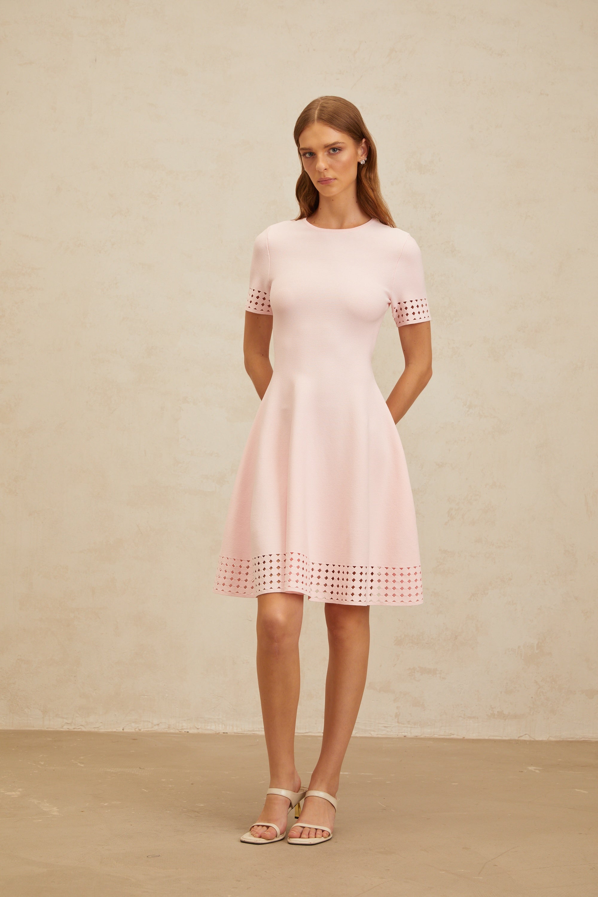 Isidore – Rosa Strick-Minikleid mit Cut-Out-Detail