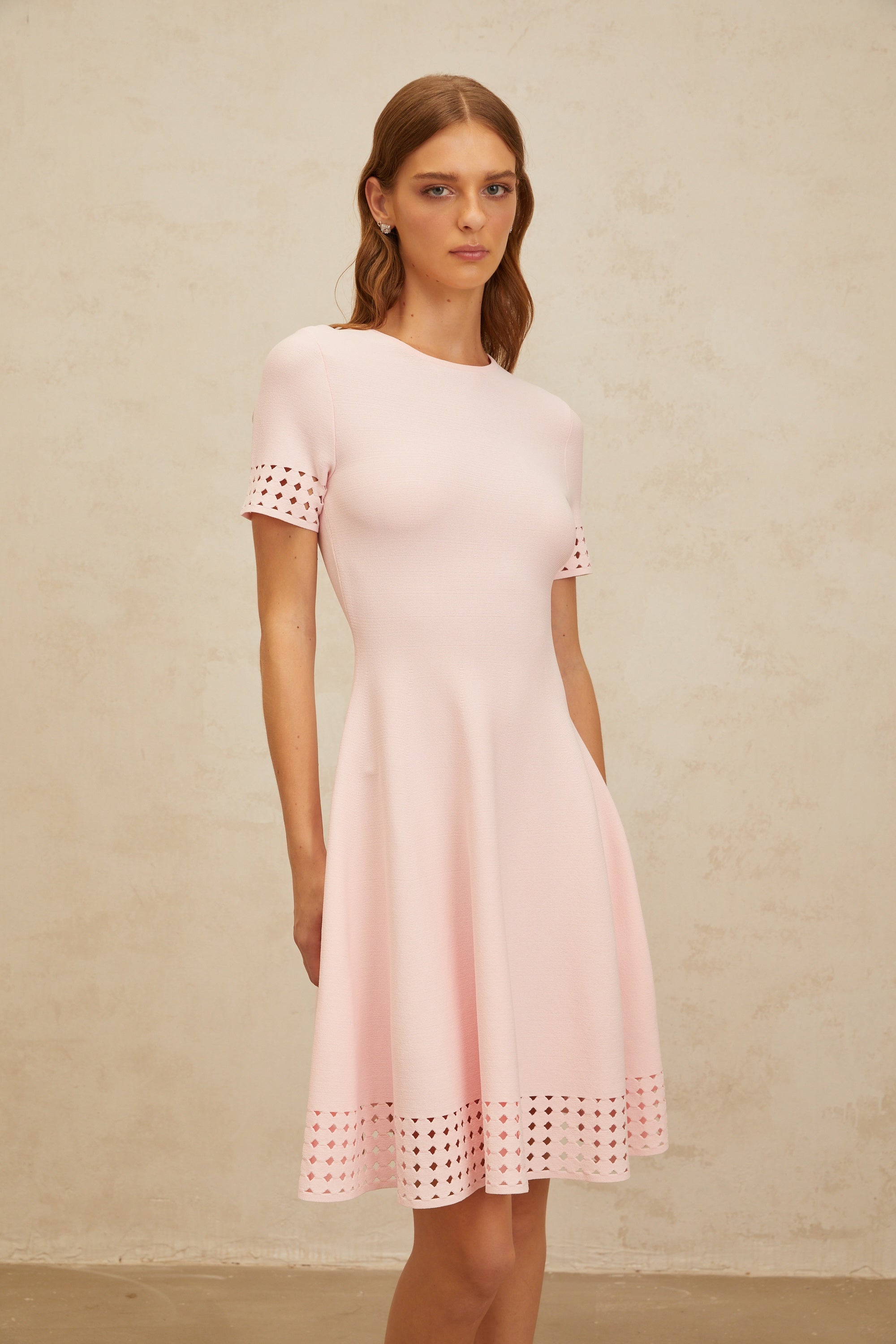 Isidore – Rosa Strick-Minikleid mit Cut-Out-Detail