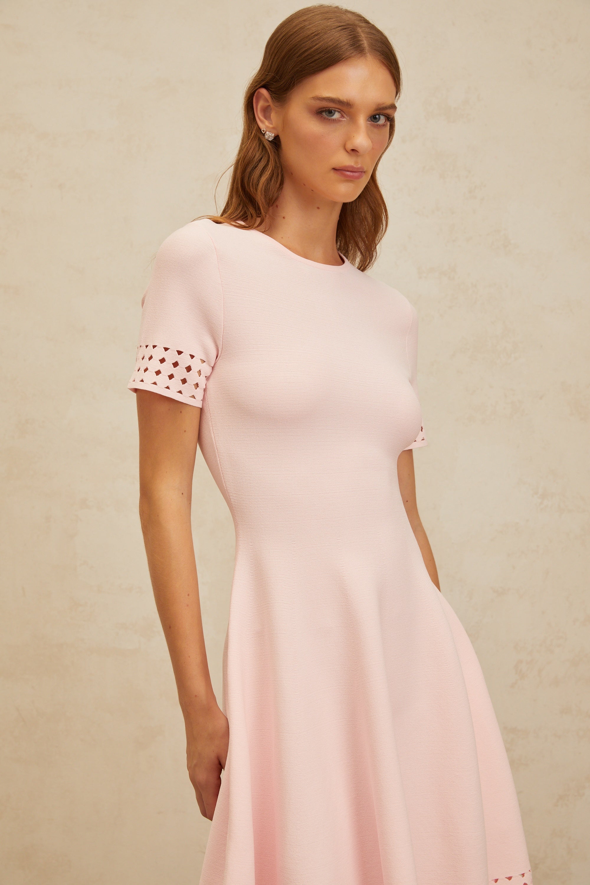 Isidore – Rosa Strick-Minikleid mit Cut-Out-Detail