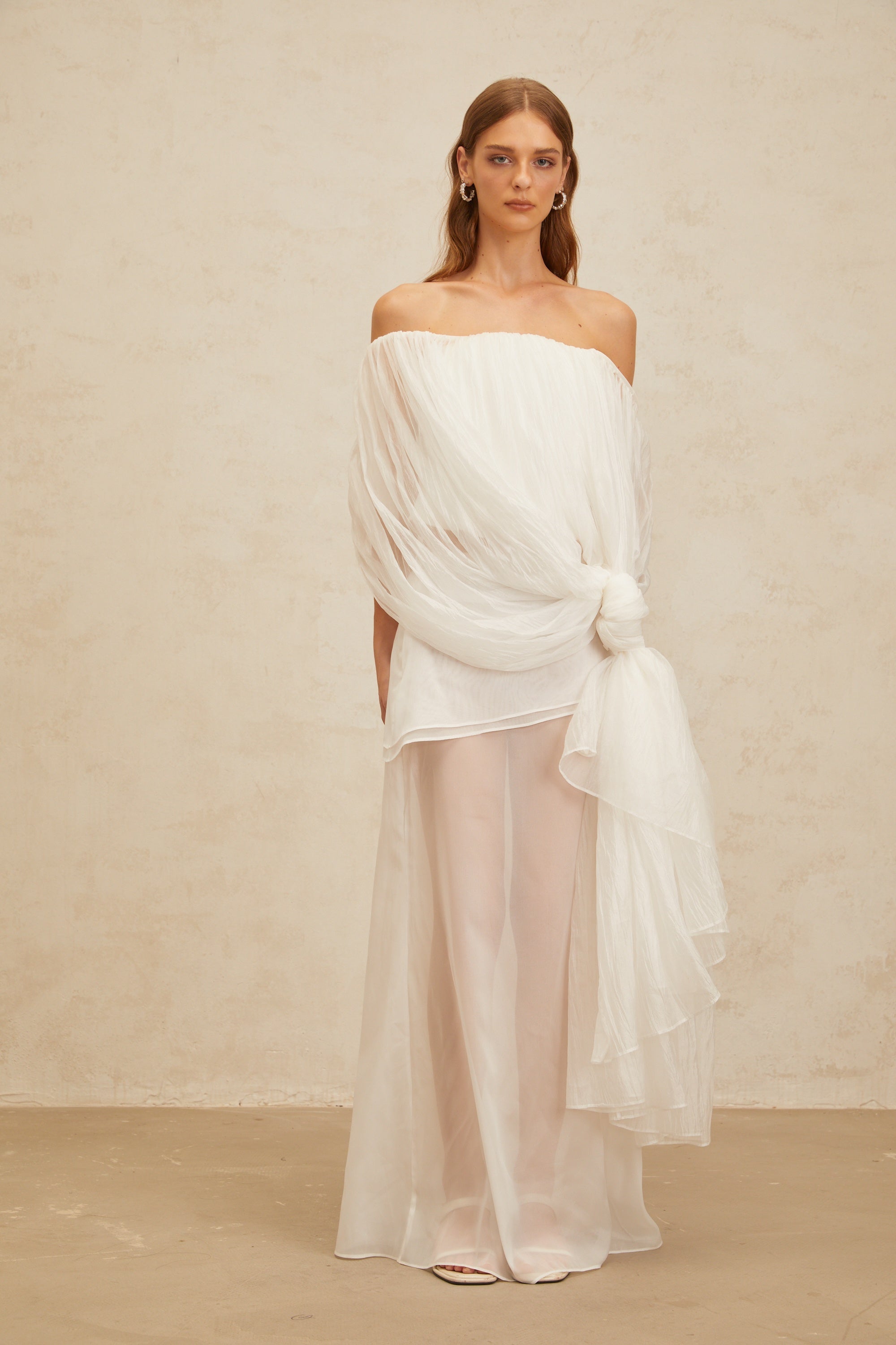 طقم ليزون الأبيض غير المتماثل من التول المتناسق