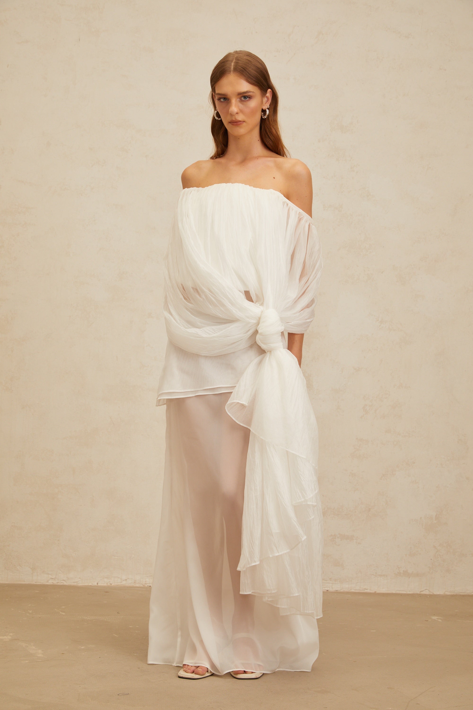 طقم ليزون الأبيض غير المتماثل من التول المتناسق