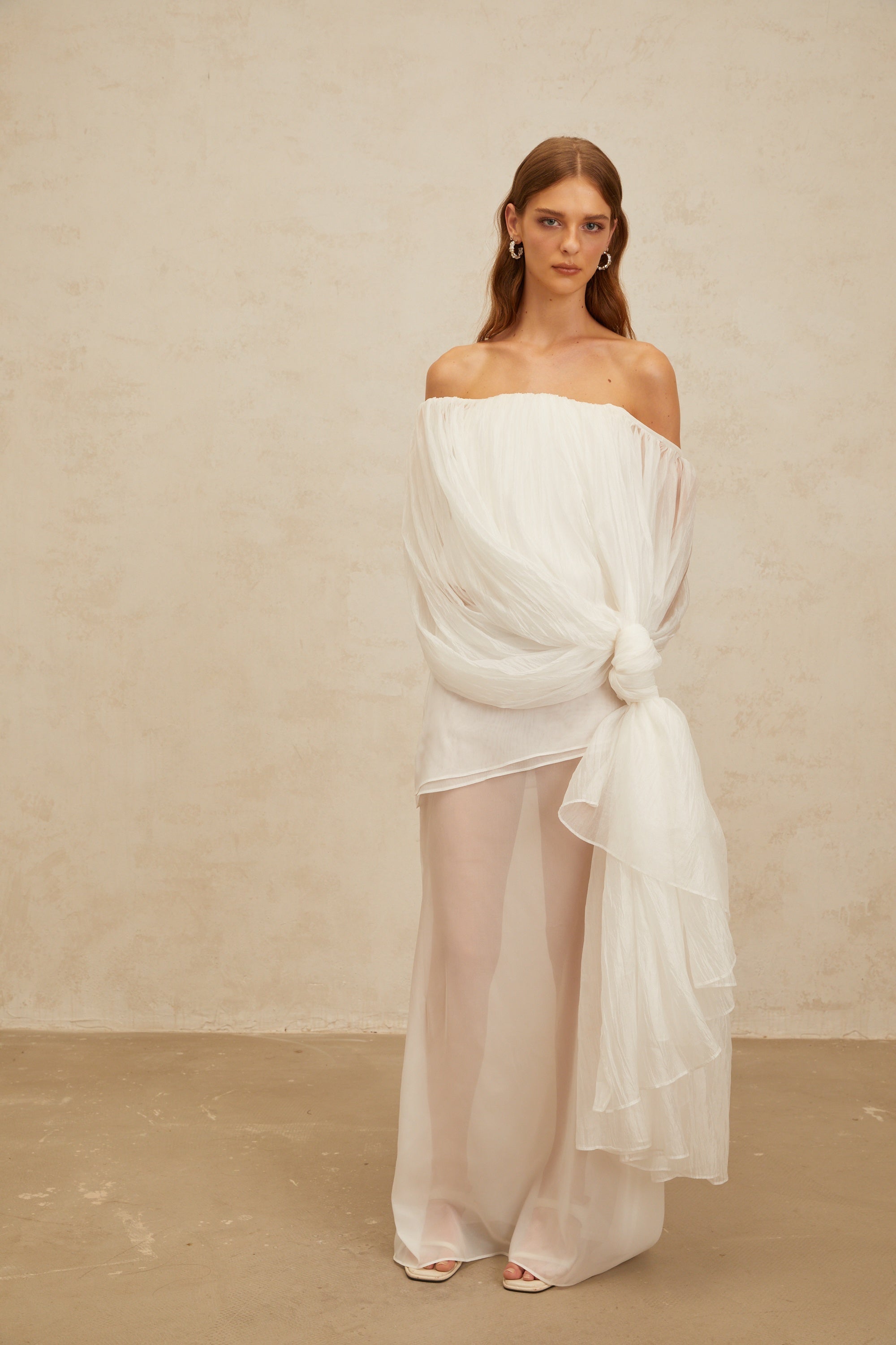 طقم ليزون الأبيض غير المتماثل من التول المتناسق