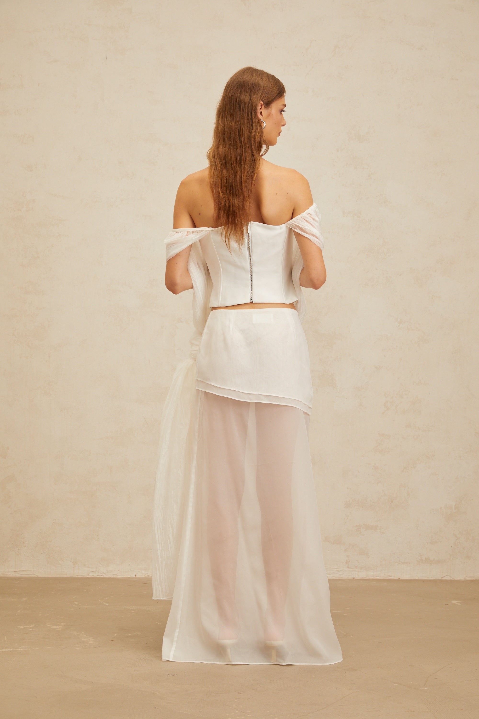 طقم ليزون الأبيض غير المتماثل من التول المتناسق