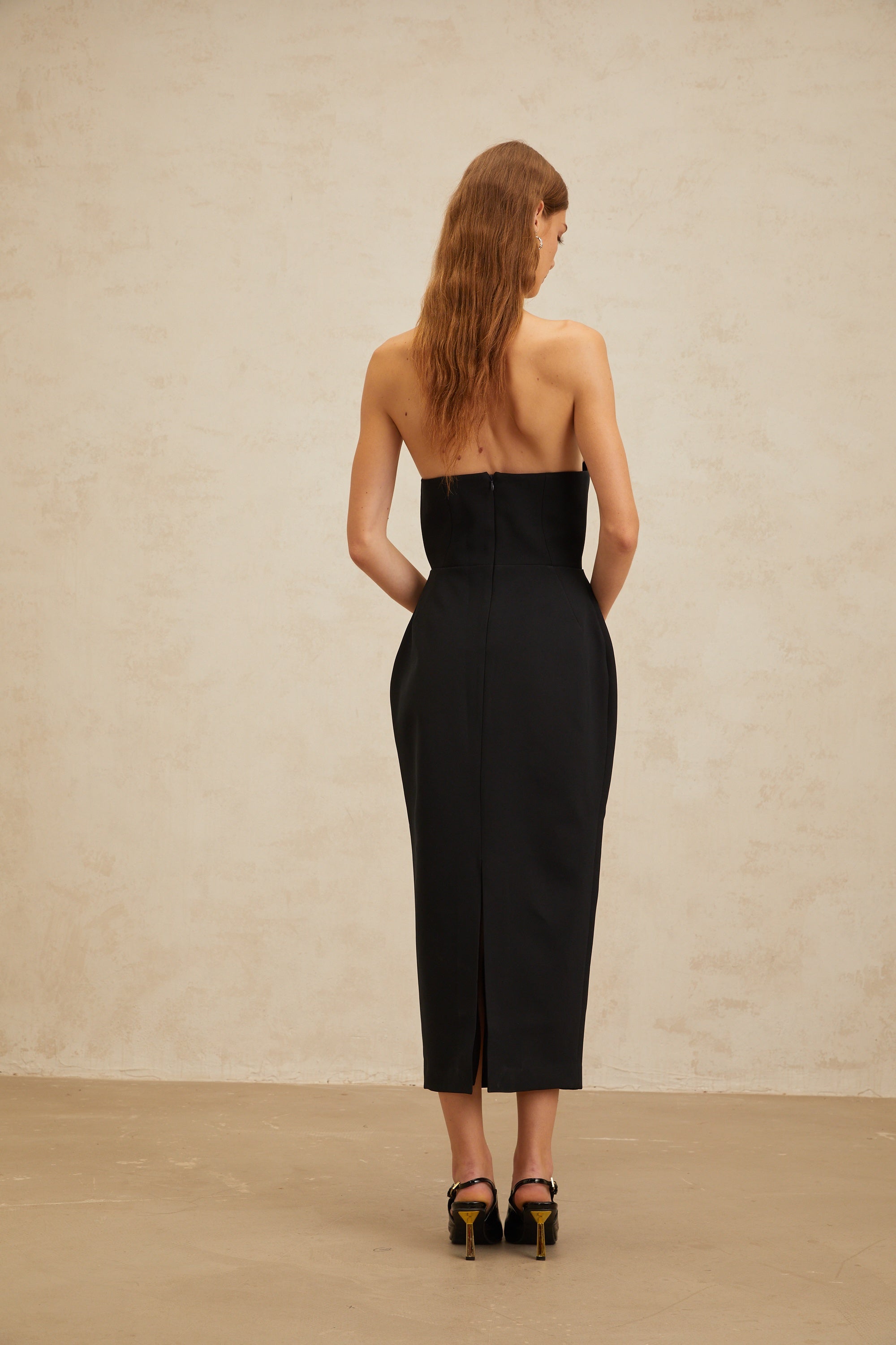 فستان أماريليس أسود متوسط الطول مكشوف الكتفين مع فيونكة