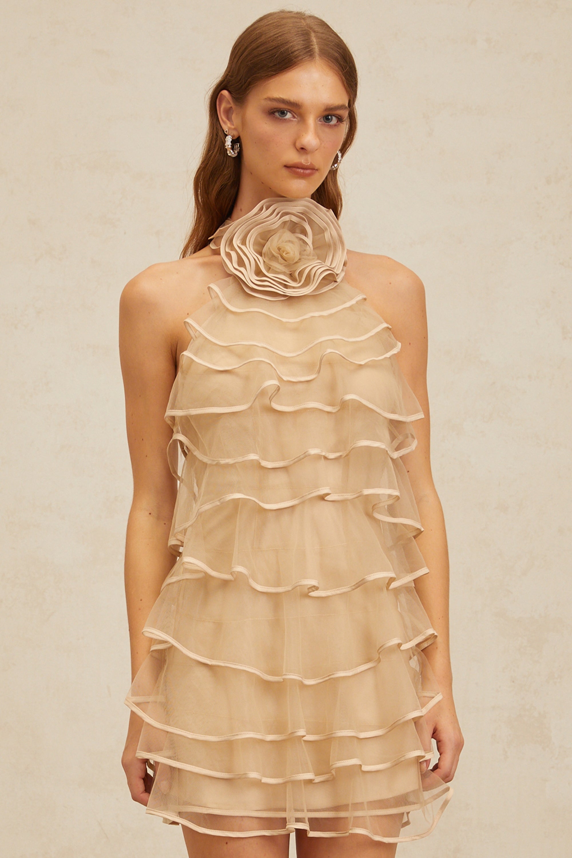 Coralie – Khakifarbenes Minikleid aus Tüll mit 3D-Blütenblättern