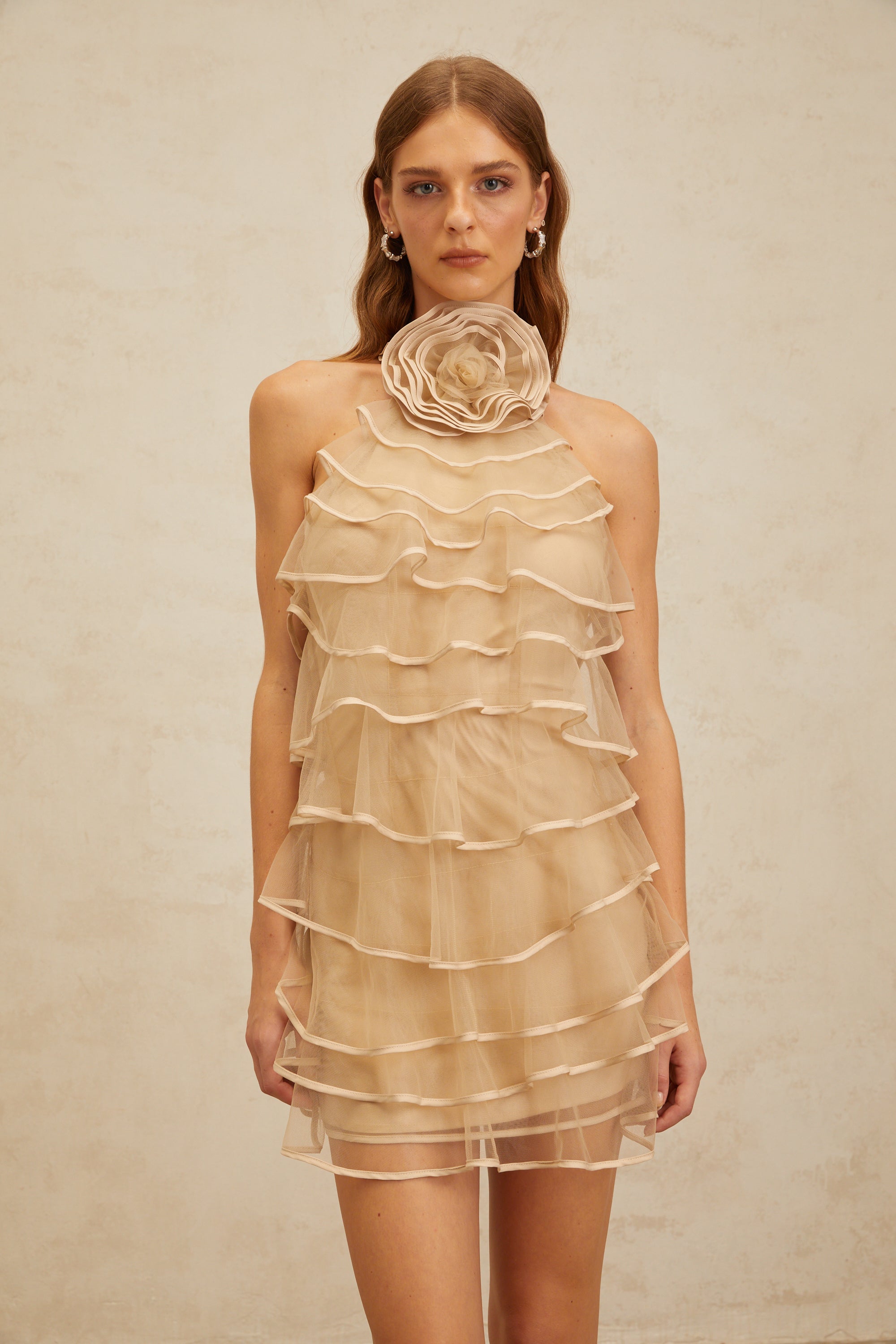 Coralie – Khakifarbenes Minikleid aus Tüll mit 3D-Blütenblättern