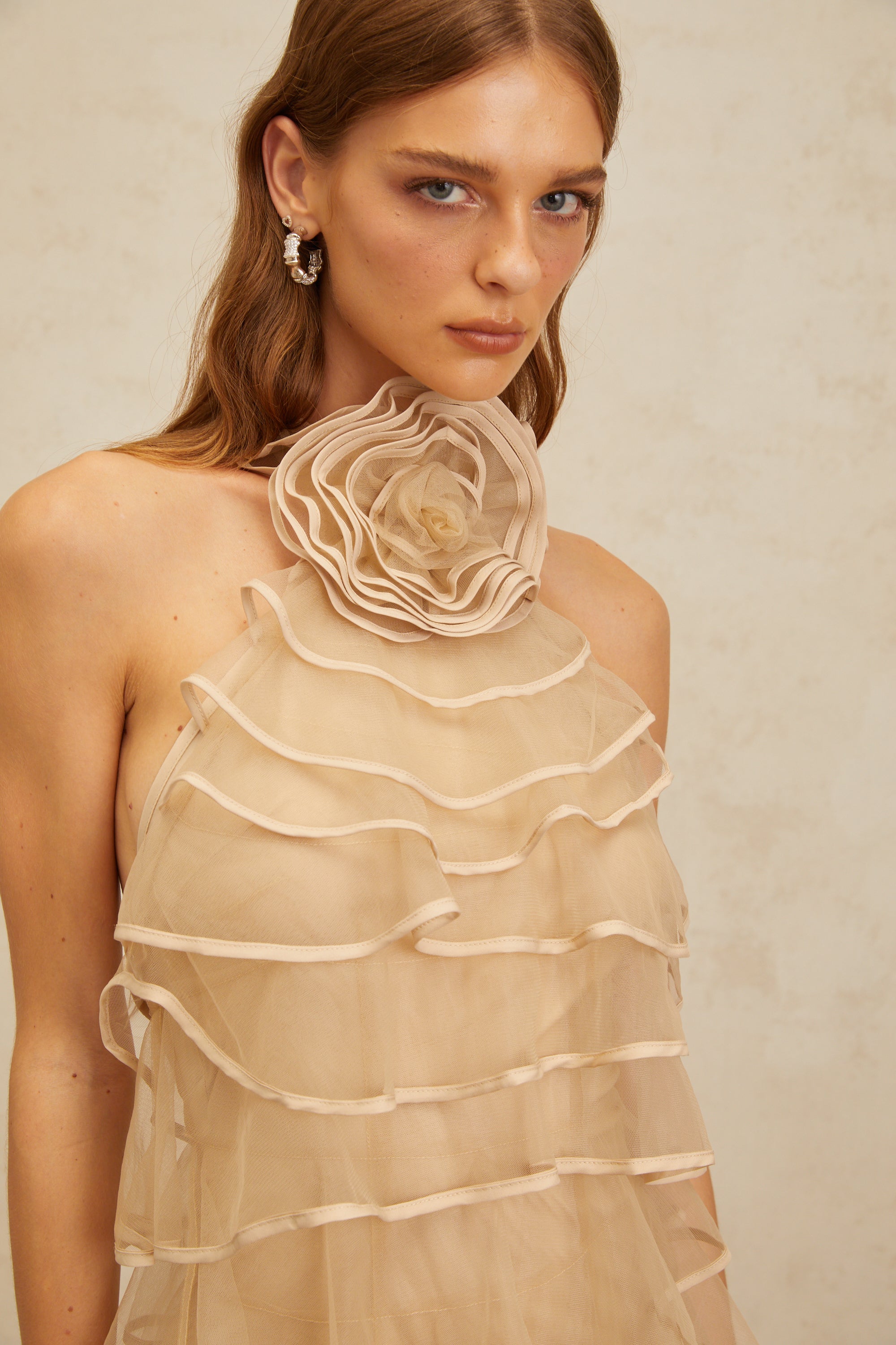 Coralie – Khakifarbenes Minikleid aus Tüll mit 3D-Blütenblättern