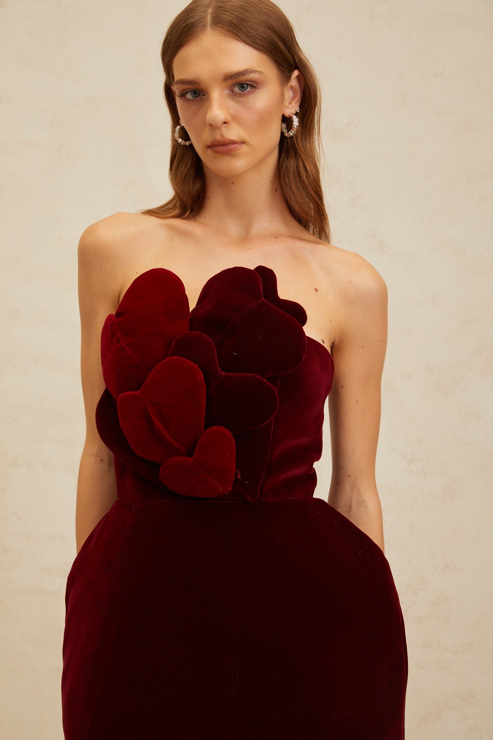 فستان كورالي قصير مخملي مزين بقلب أحمر