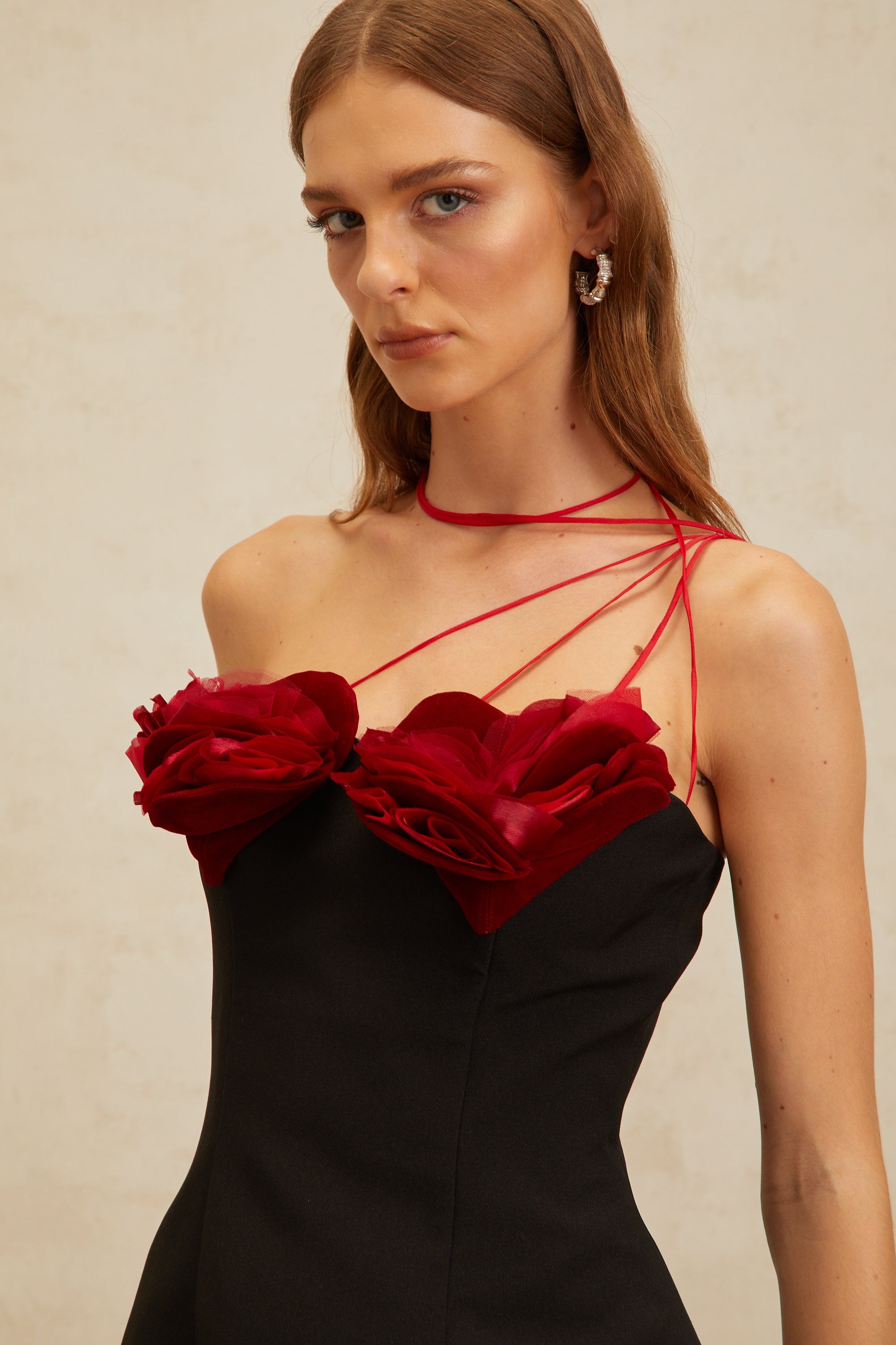 فستان أنوك الأسود القصير المتسع بتصميم قلب