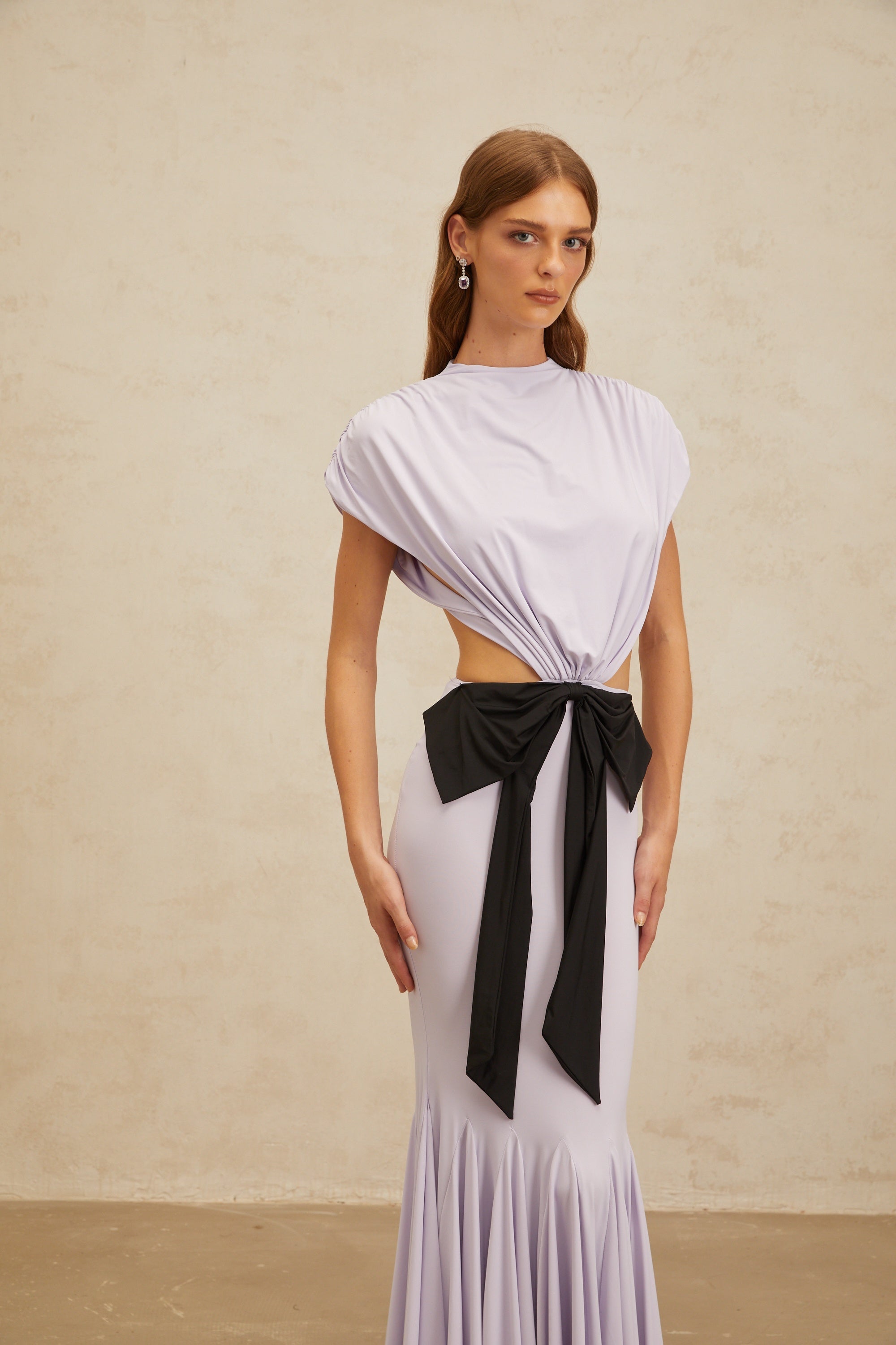 Manon – Lila Maxikleid mit Cut-Out und Schleife