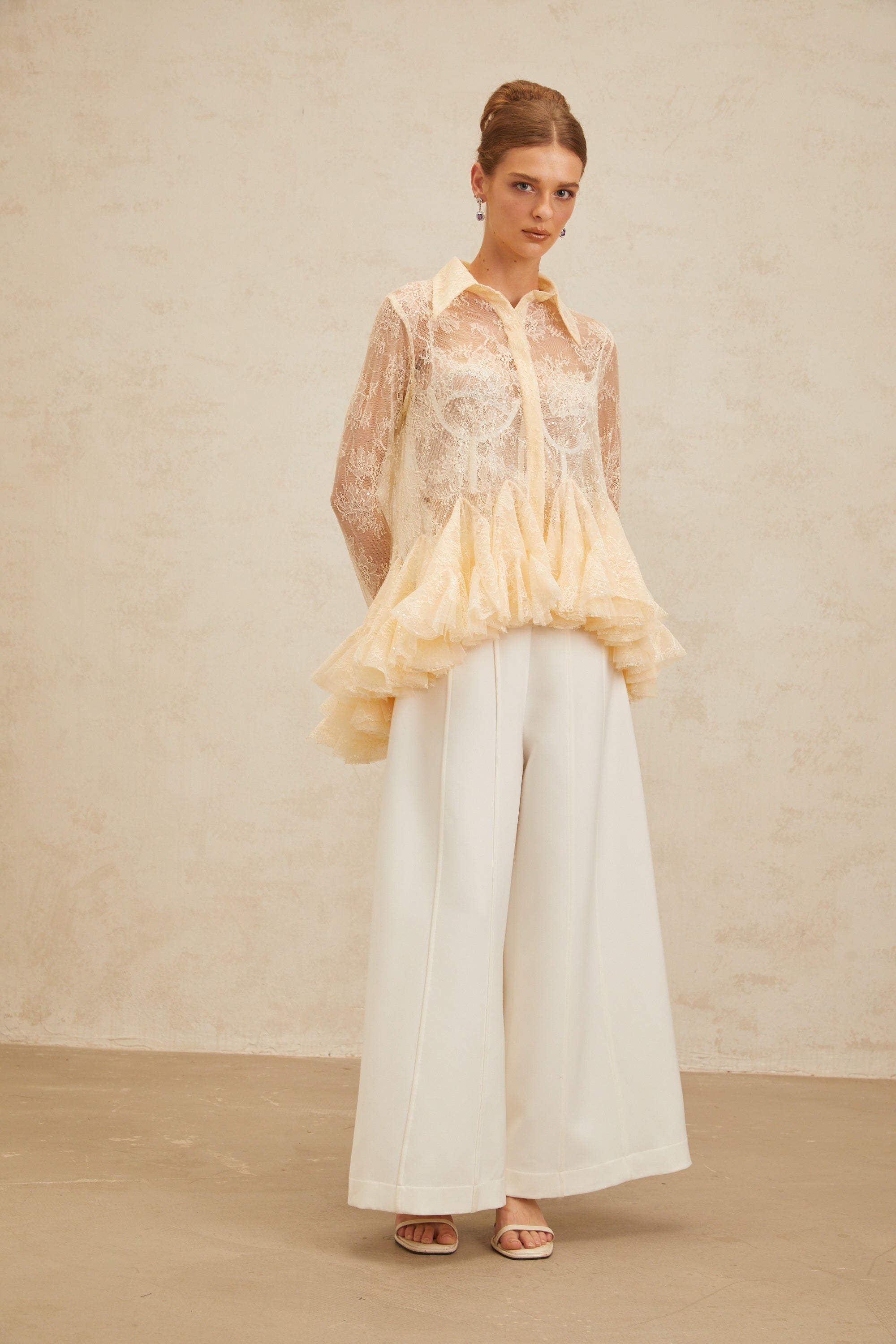 بلوزة إنغريد من الدانتيل بتصميم بيبلوم محايد