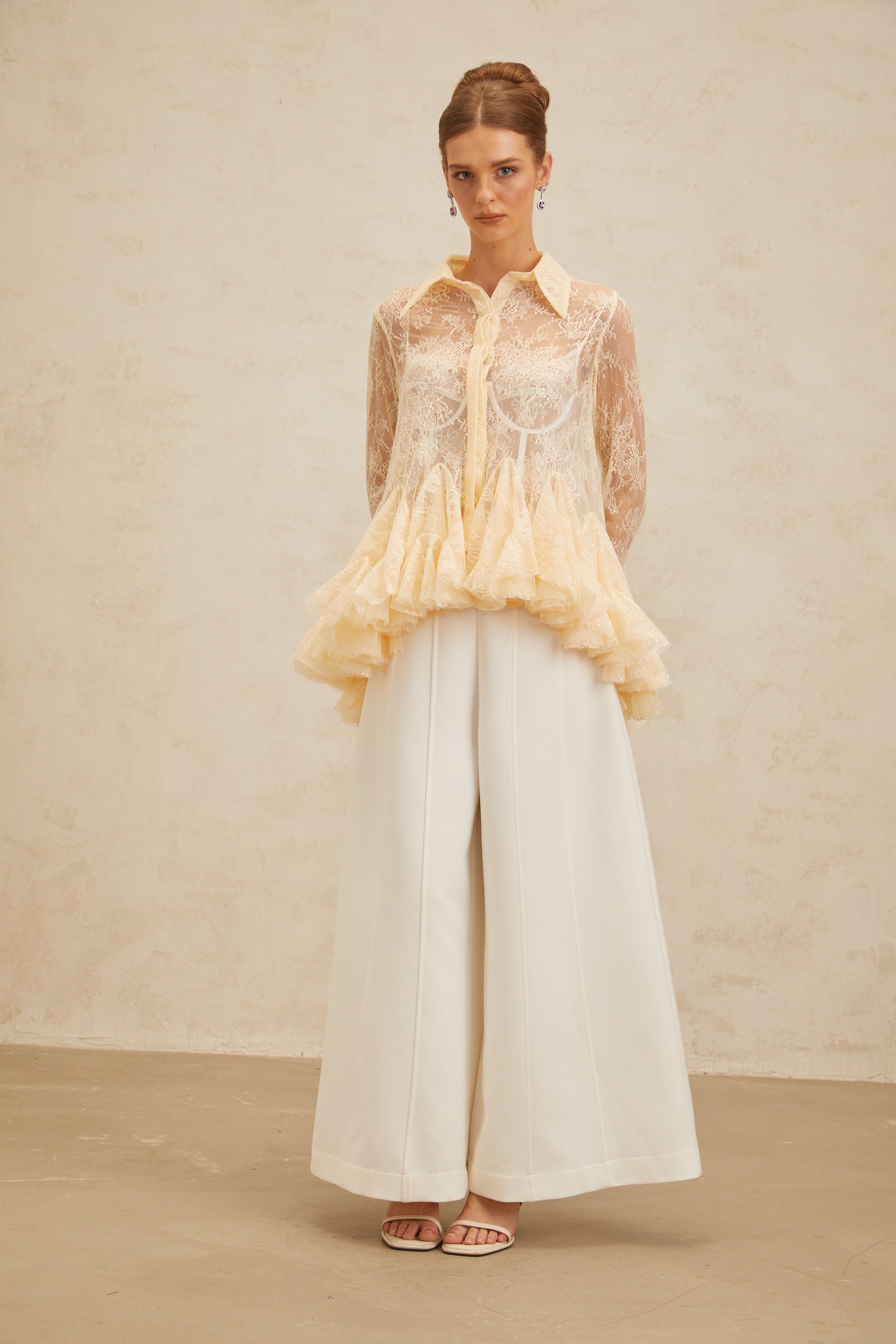 بلوزة إنغريد من الدانتيل بتصميم بيبلوم محايد