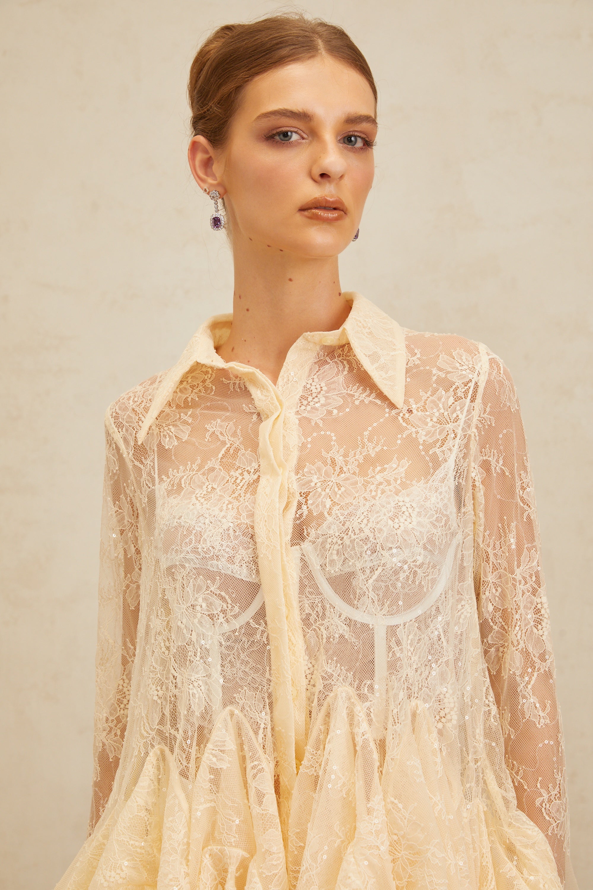 بلوزة إنغريد من الدانتيل بتصميم بيبلوم محايد