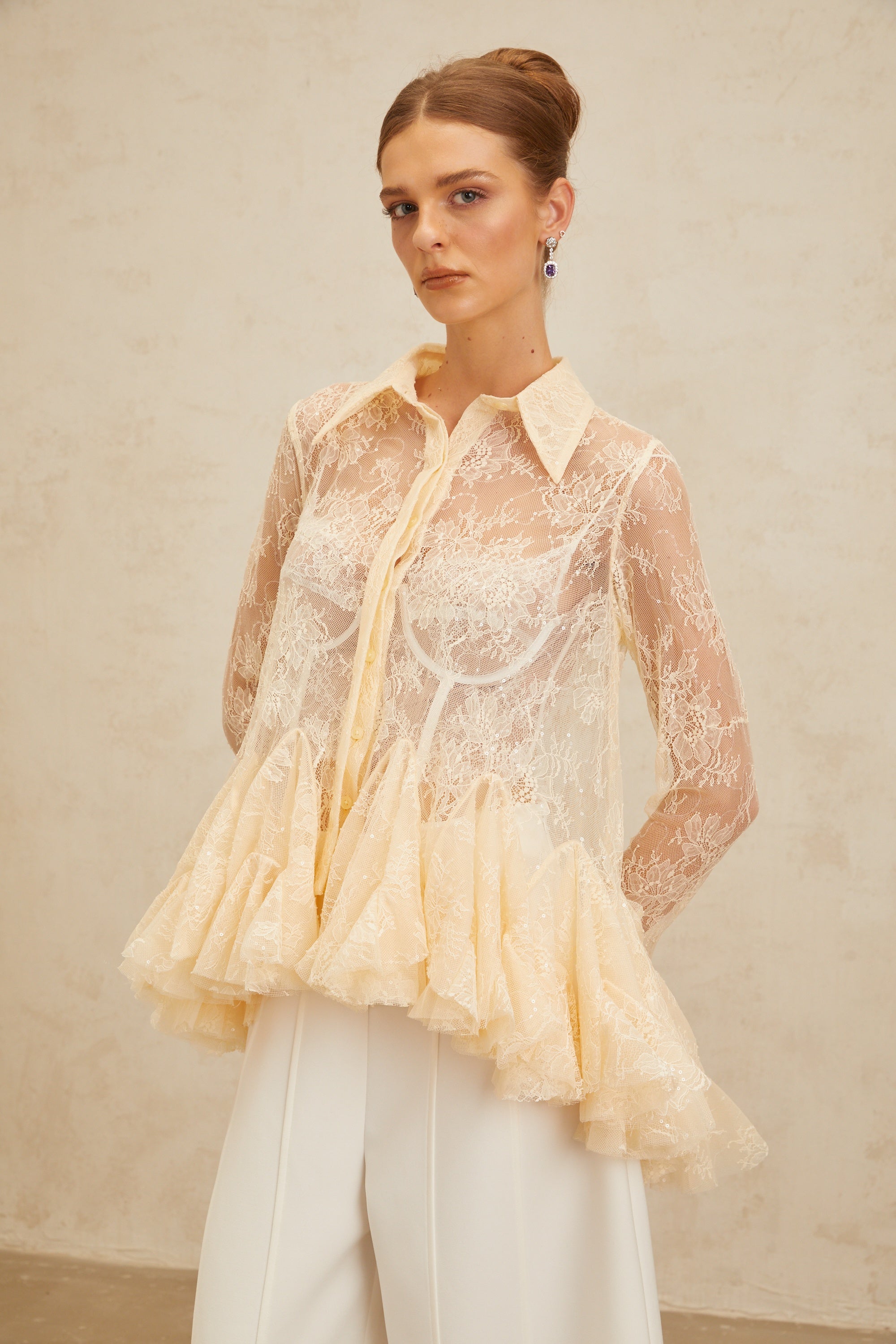 بلوزة إنغريد من الدانتيل بتصميم بيبلوم محايد