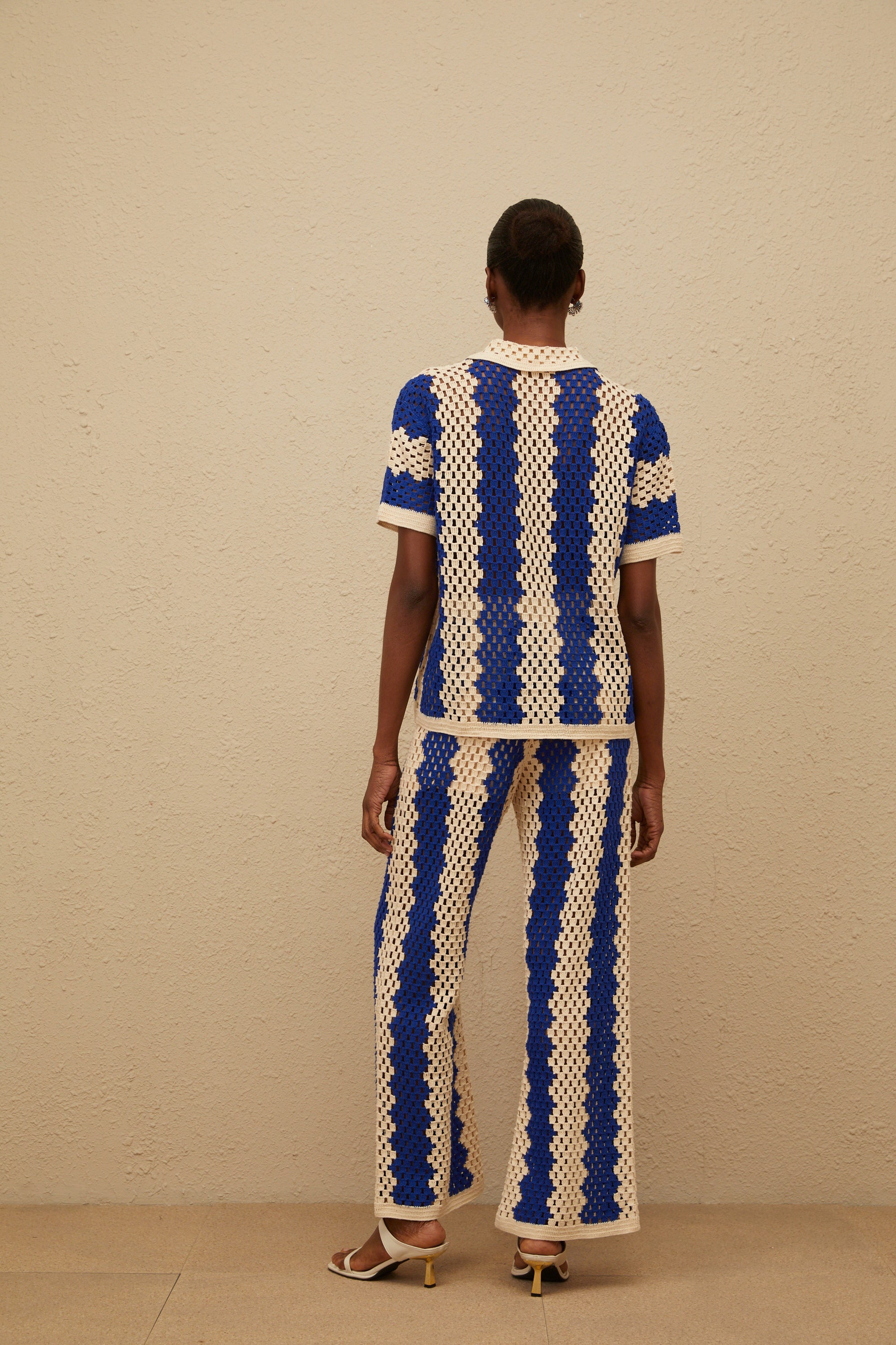 طقم قميص وبنطال كروشيه أزرق مقصوص من أوسيان