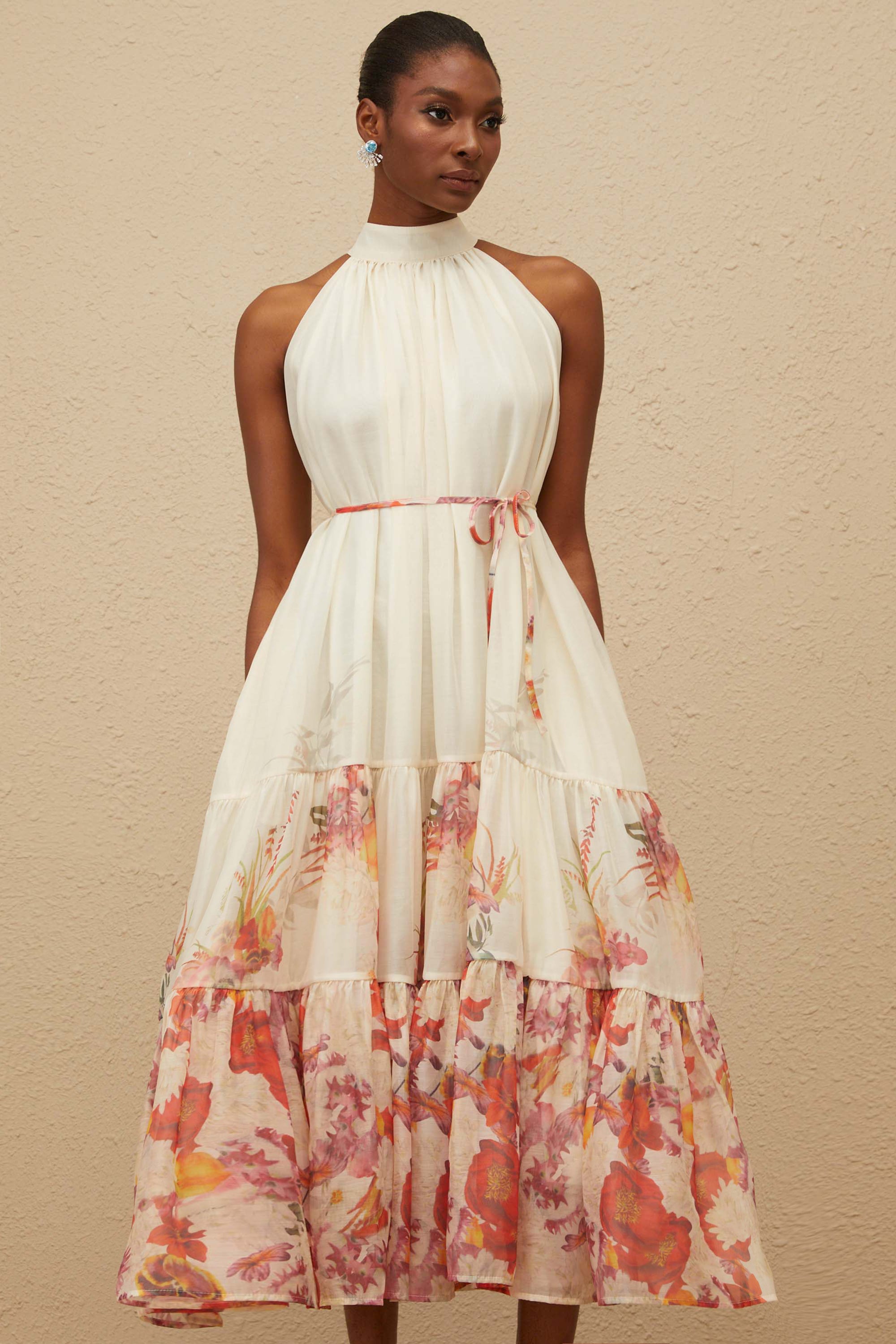 Fleur – Neutrales, gerafftes Midikleid mit Blumenmuster