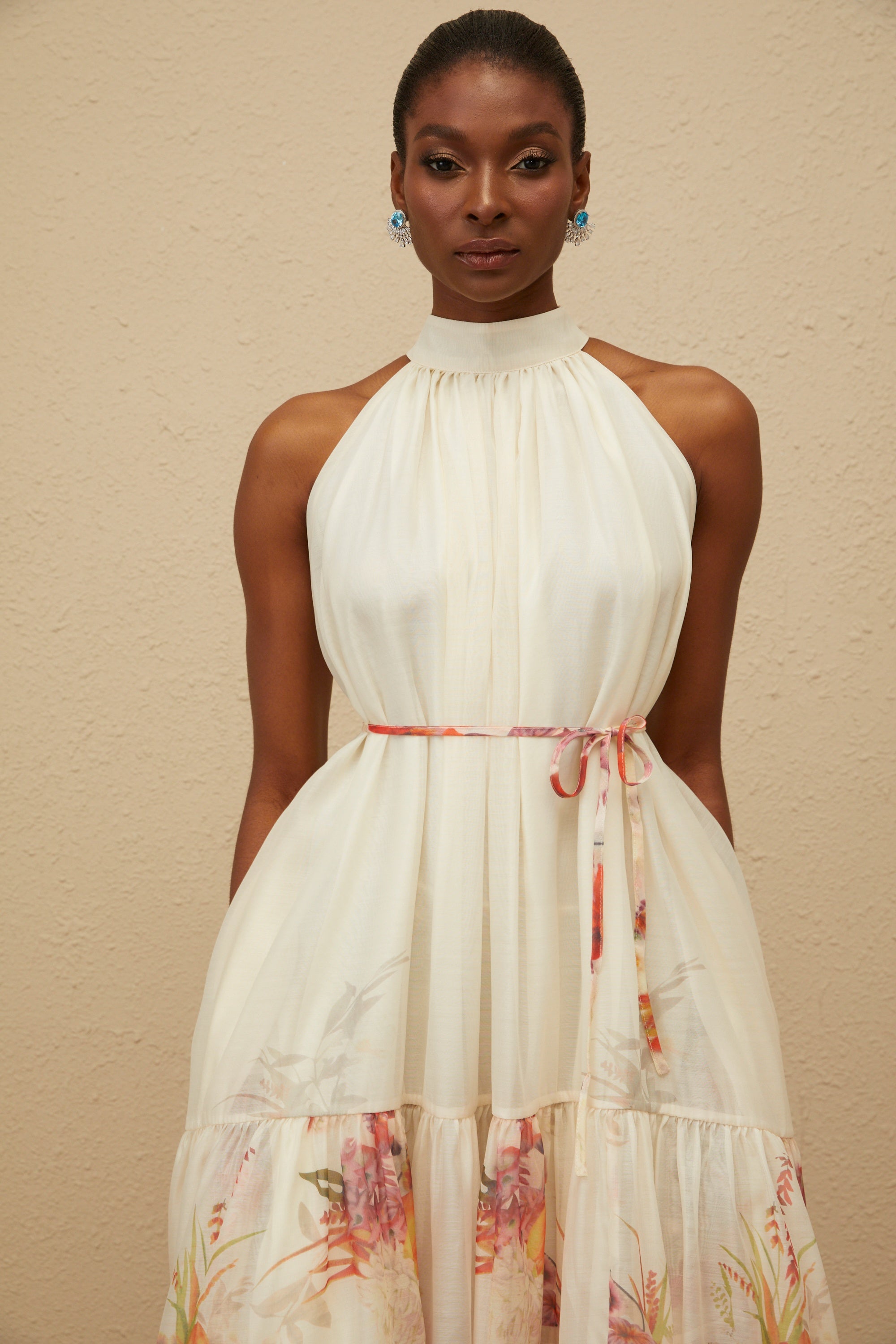 Fleur – Neutrales, gerafftes Midikleid mit Blumenmuster