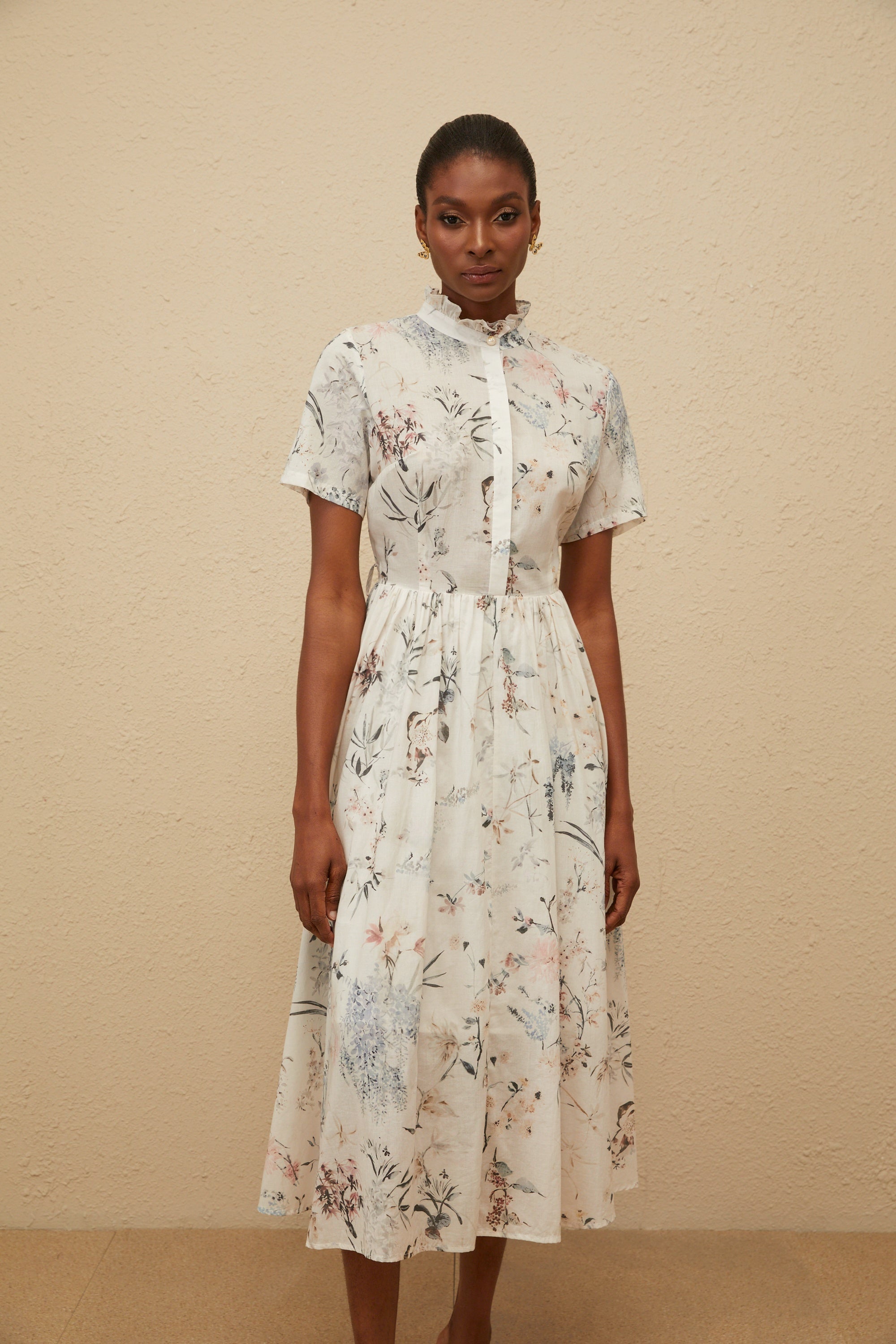 فستان هيلويز الأبيض الصيفي متوسط الطول بطبعة زهور