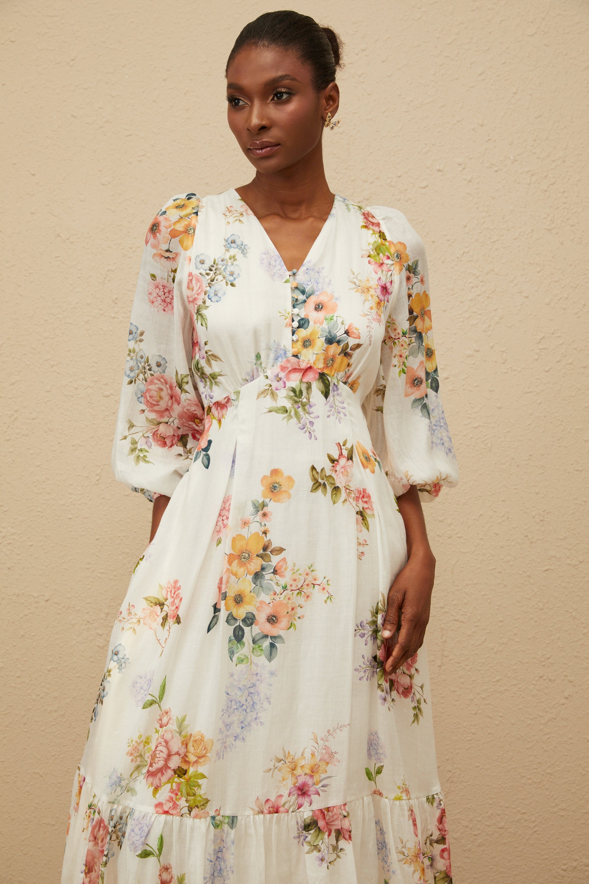 Noémie – Weißes Midikleid mit V-Ausschnitt und Blumenmuster