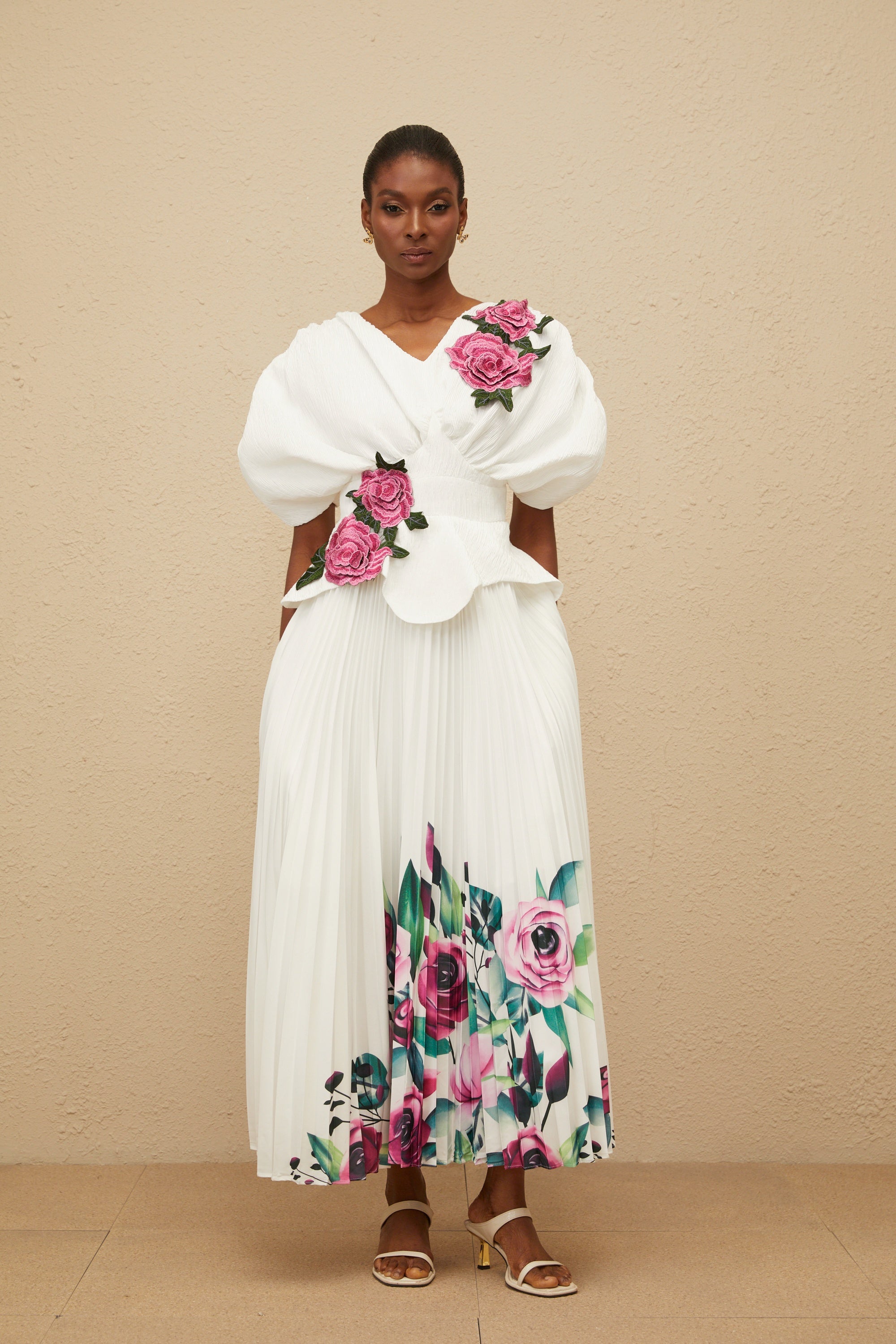 Pétale Weißes Maxikleid mit Rosenapplikation