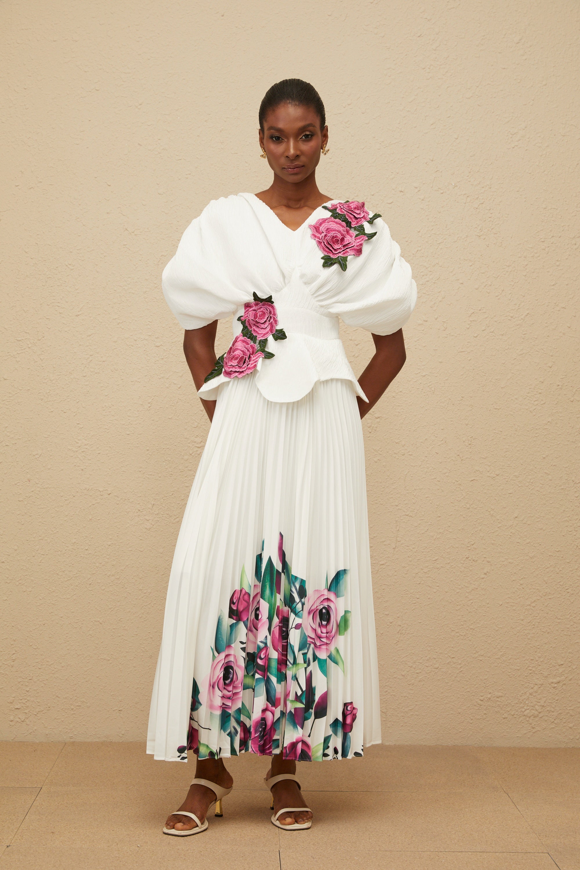 Pétale Weißes Maxikleid mit Rosenapplikation