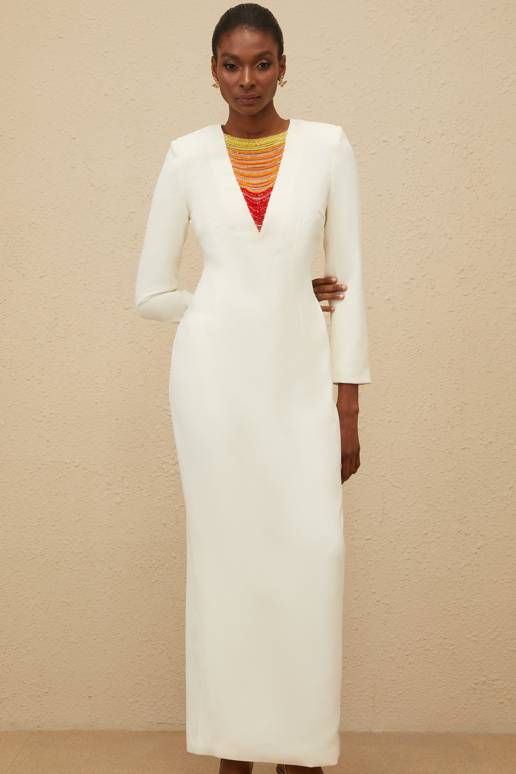 فستان ماكسي روزي أبيض مزين بأحجار الراين والخرز