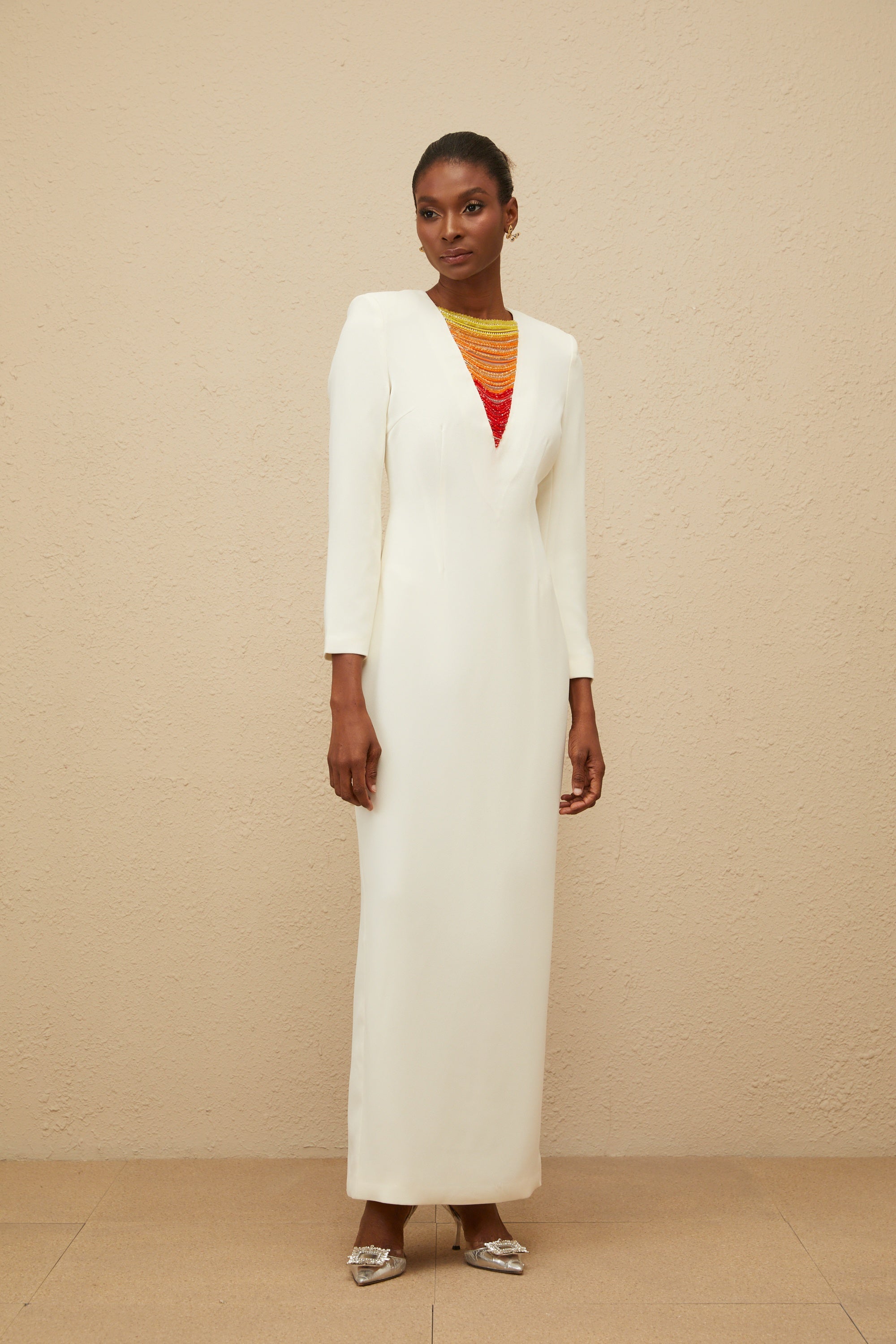 فستان ماكسي روزي أبيض مزين بأحجار الراين والخرز