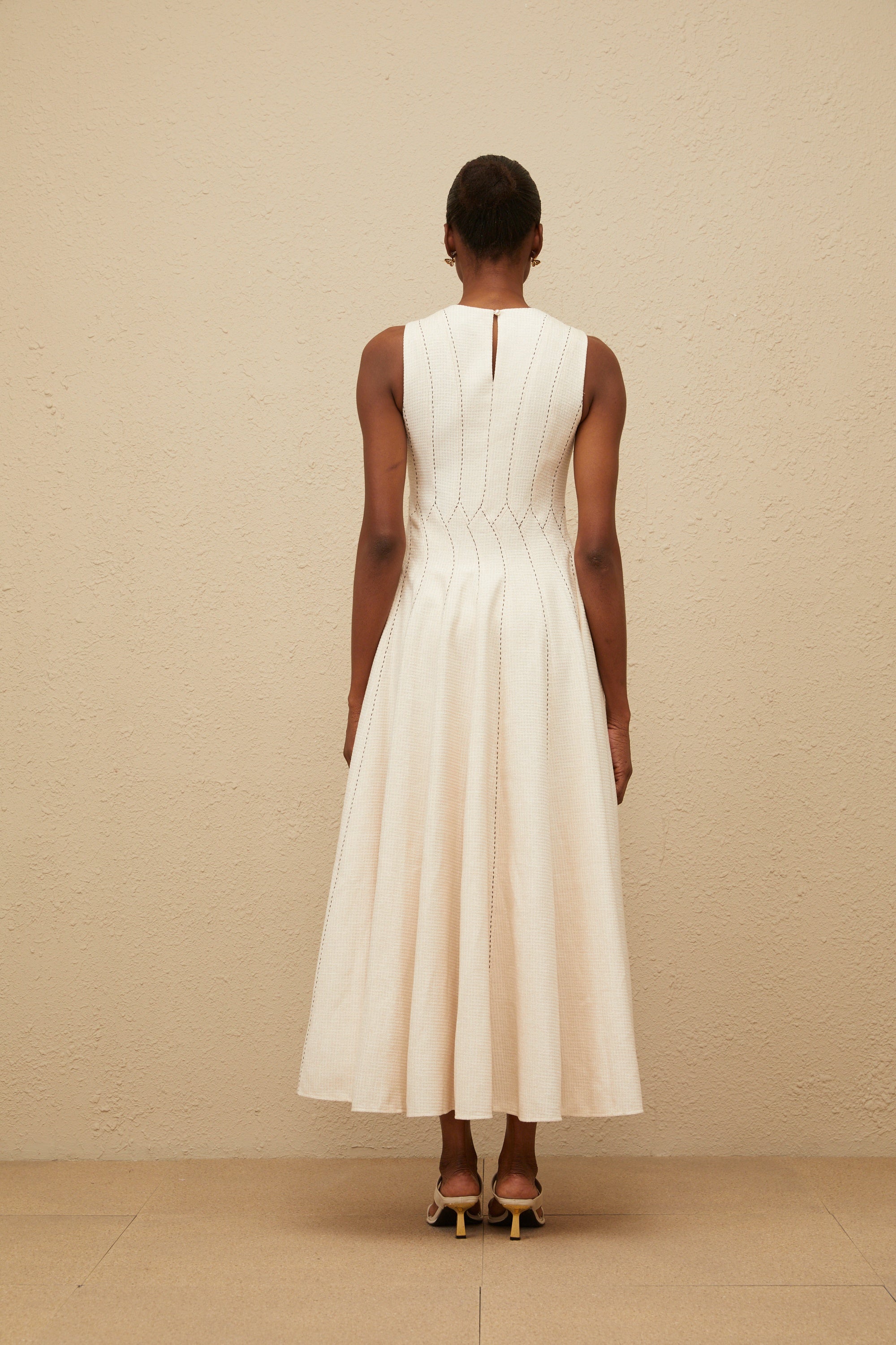 فستان متوسط الطول من ديليكاتيس، محايد، مكشكش، منقوش