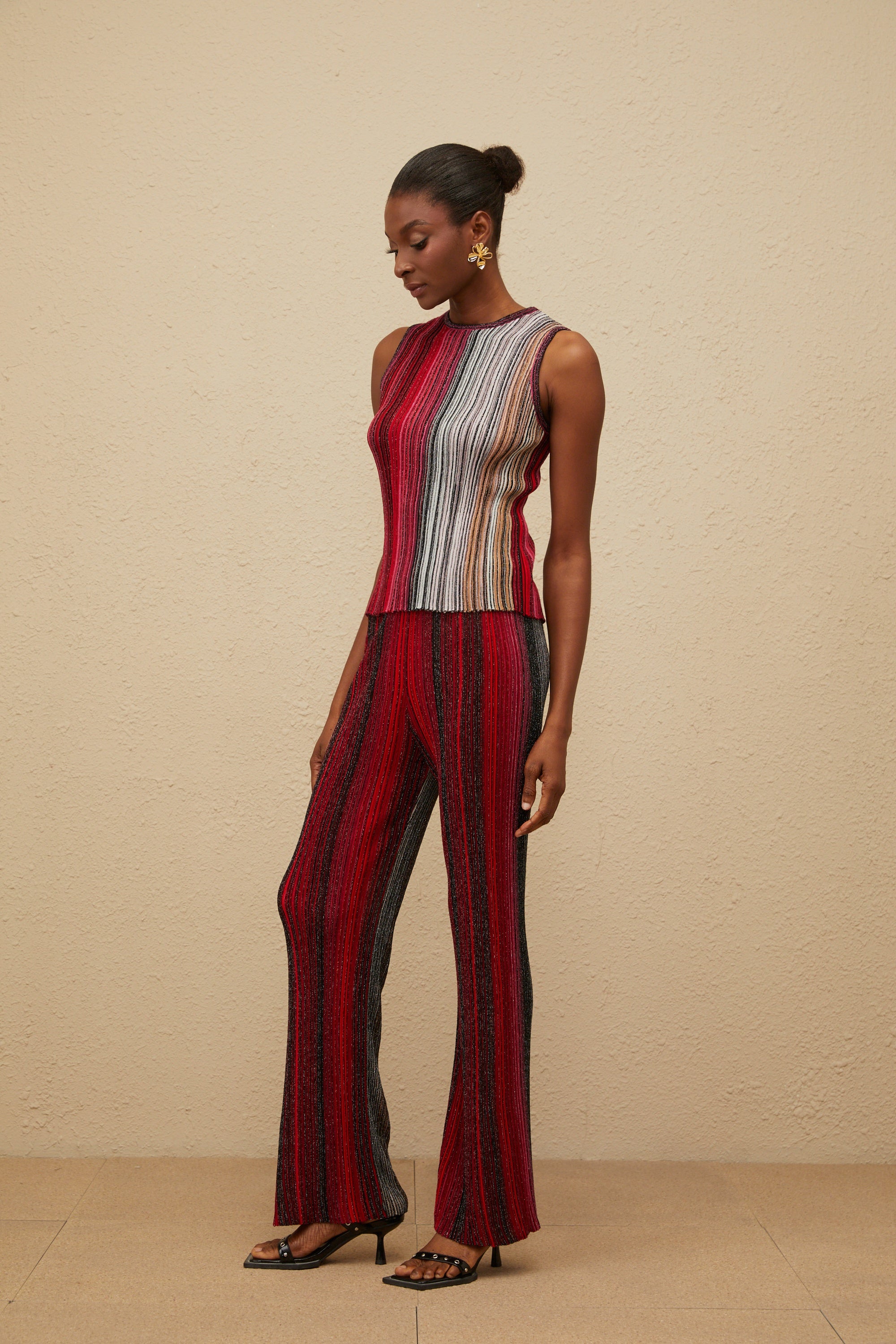 طقم بلوزة وبنطال محبوك مطوي باللون الأحمر اللامع من Ulysse