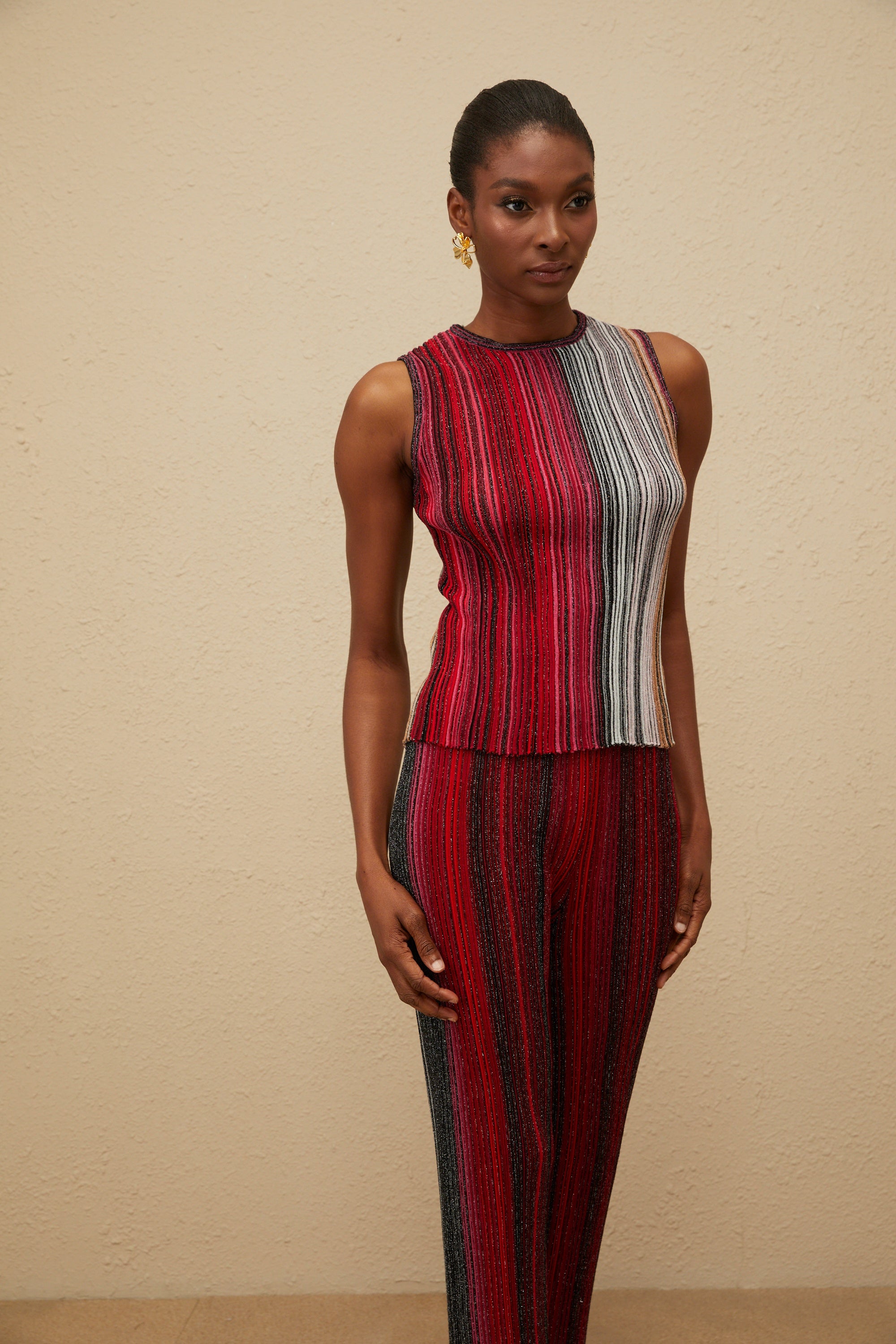 طقم بلوزة وبنطال محبوك مطوي باللون الأحمر اللامع من Ulysse