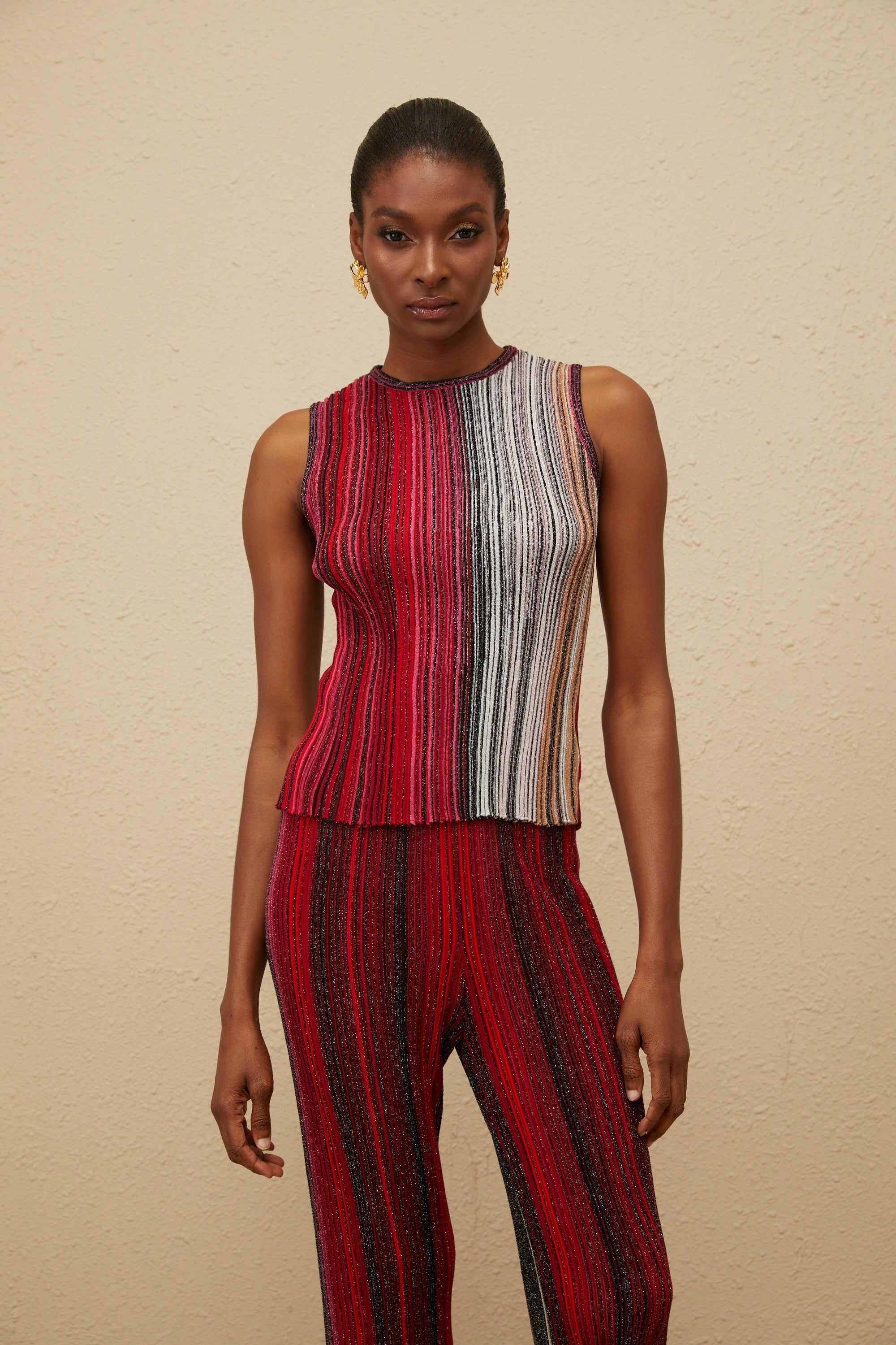 طقم بلوزة وبنطال محبوك مطوي باللون الأحمر اللامع من Ulysse