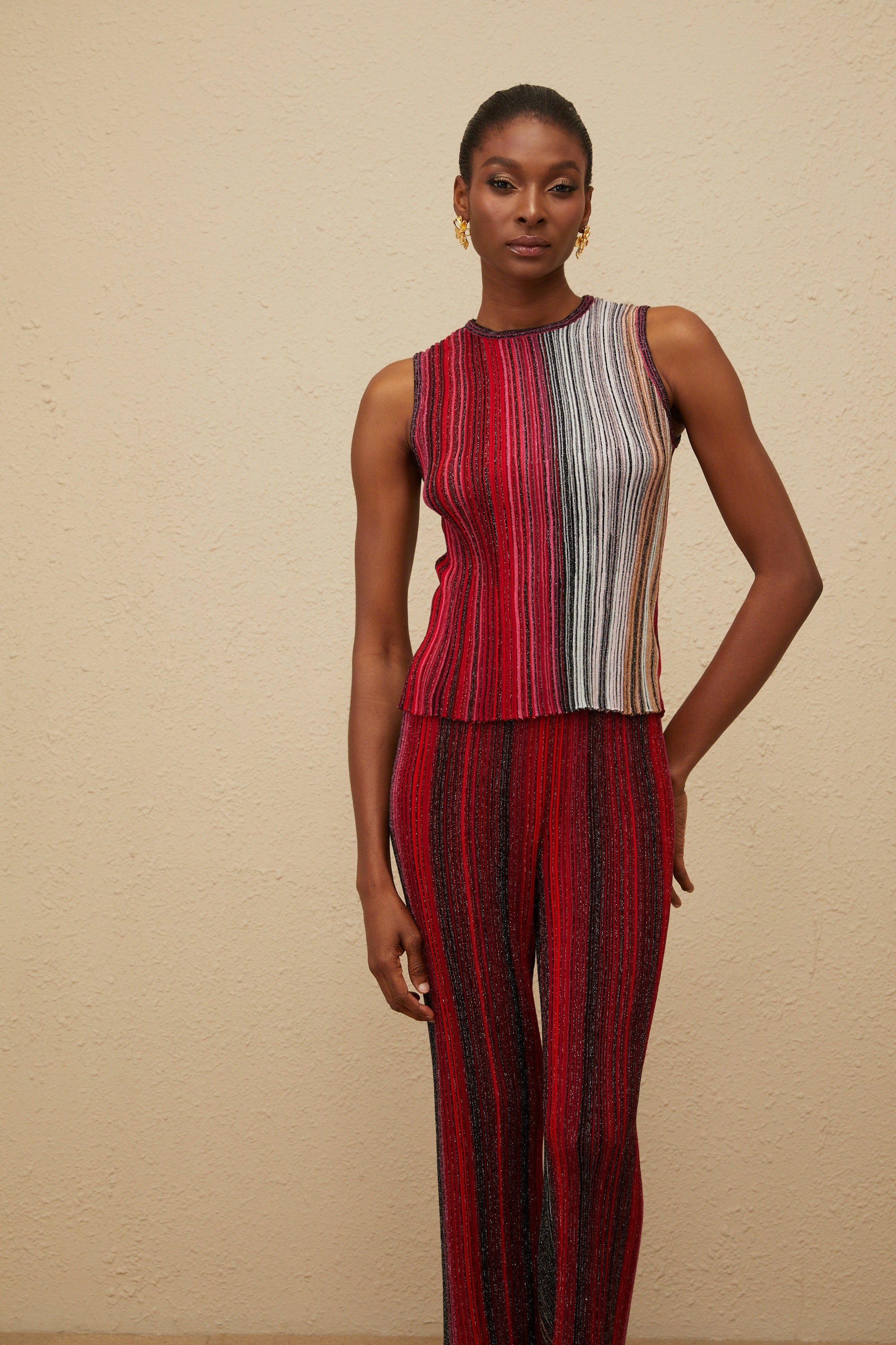 طقم بلوزة وبنطال محبوك مطوي باللون الأحمر اللامع من Ulysse