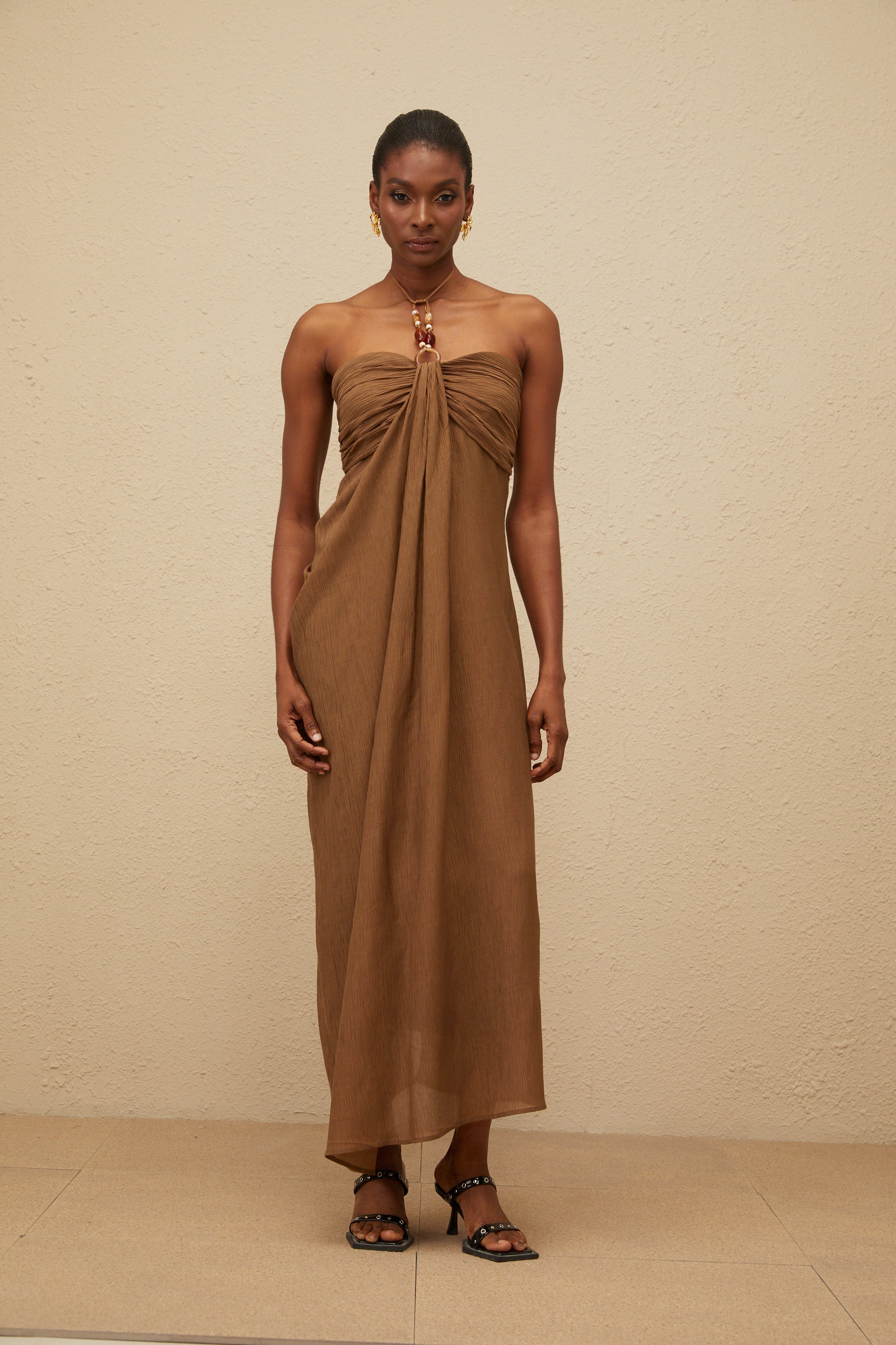 Ludivine – Braunes, gerüschtes Maxikleid mit Perlenträgern