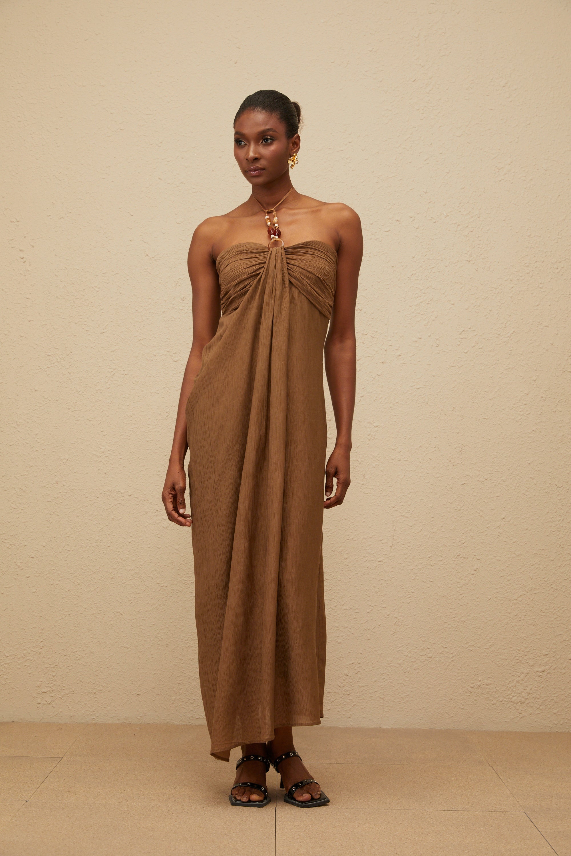 Ludivine – Braunes, gerüschtes Maxikleid mit Perlenträgern