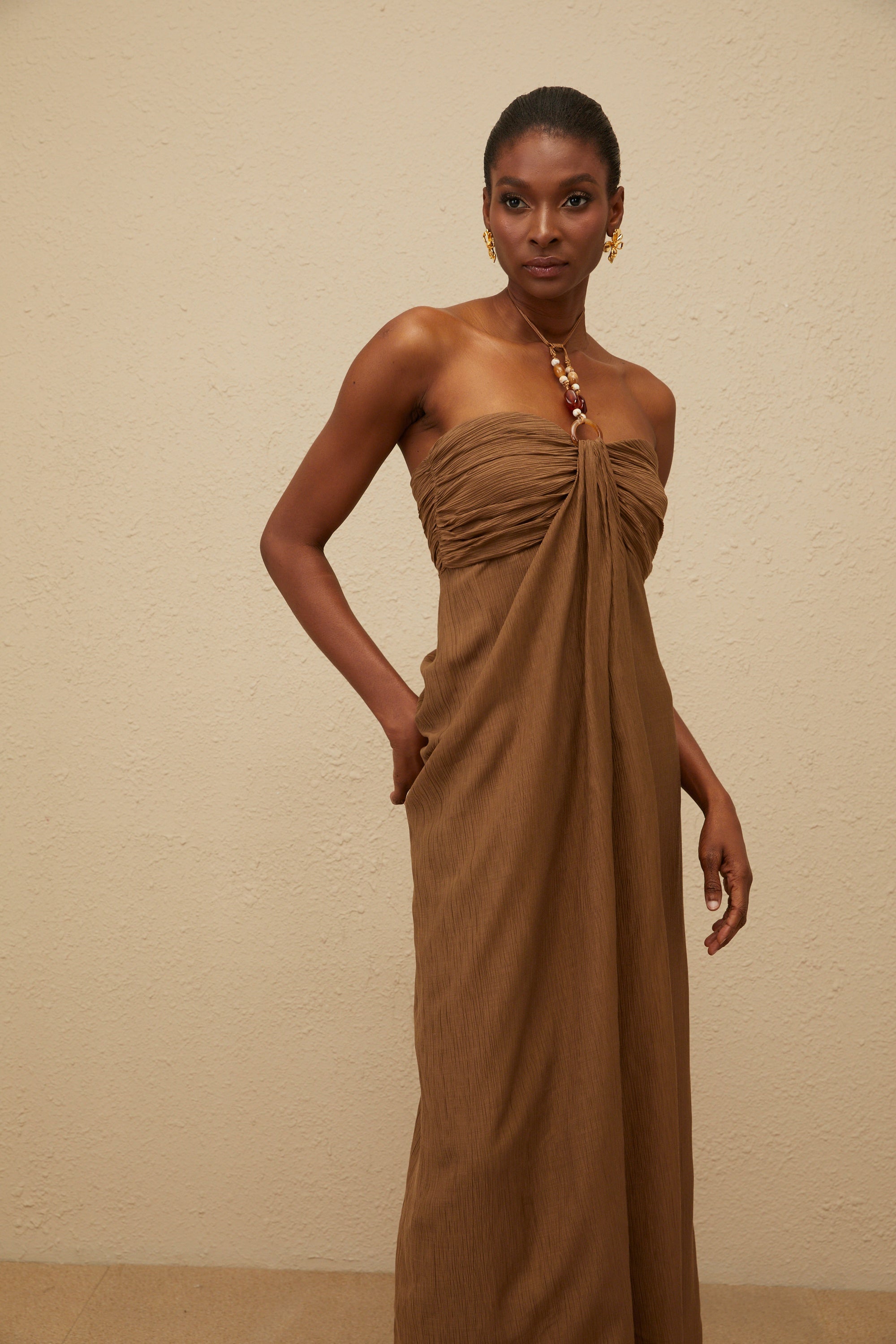 Ludivine – Braunes, gerüschtes Maxikleid mit Perlenträgern