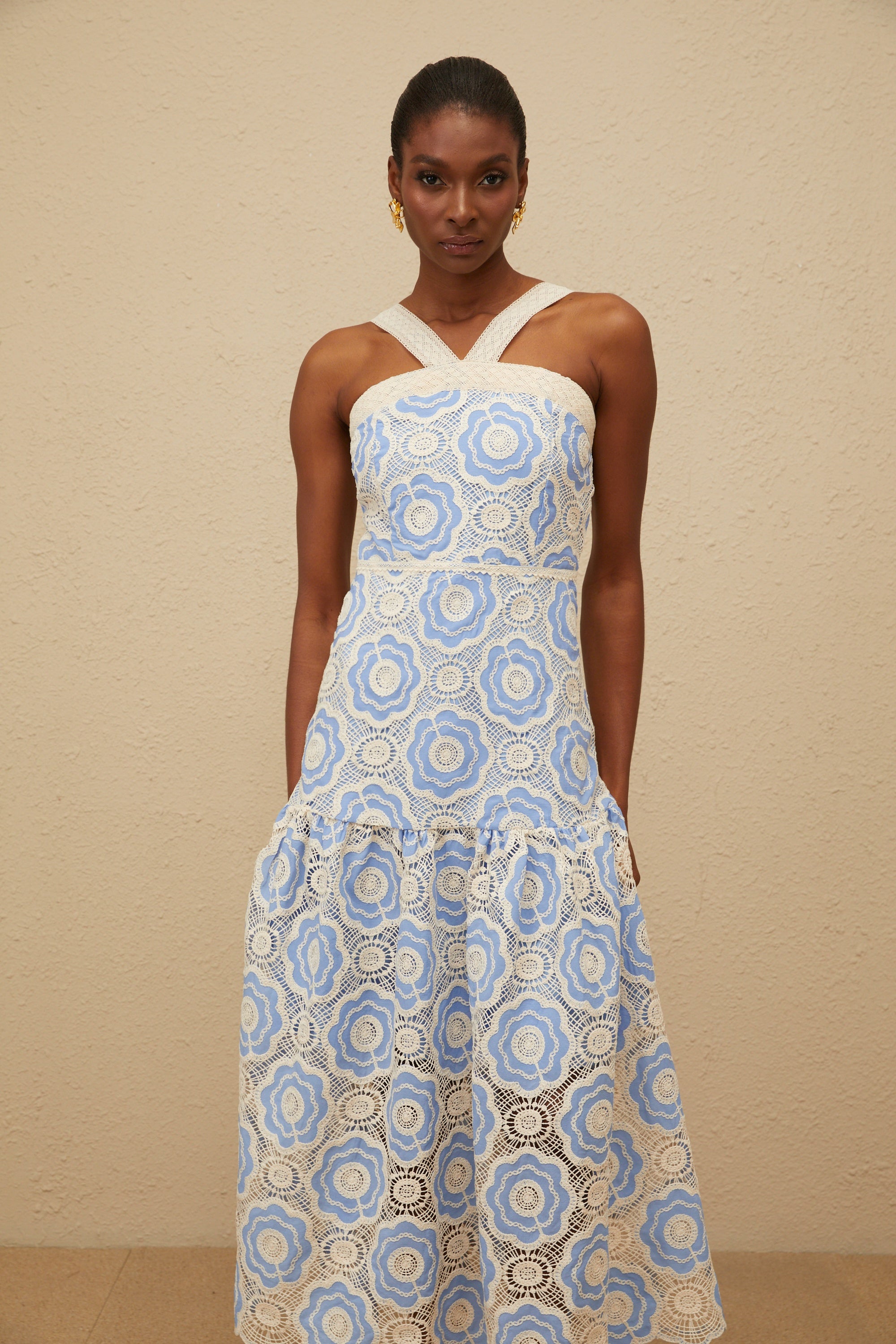 فستان فريفول الأزرق متوسط الطول مزين بالزهور والكروشيه