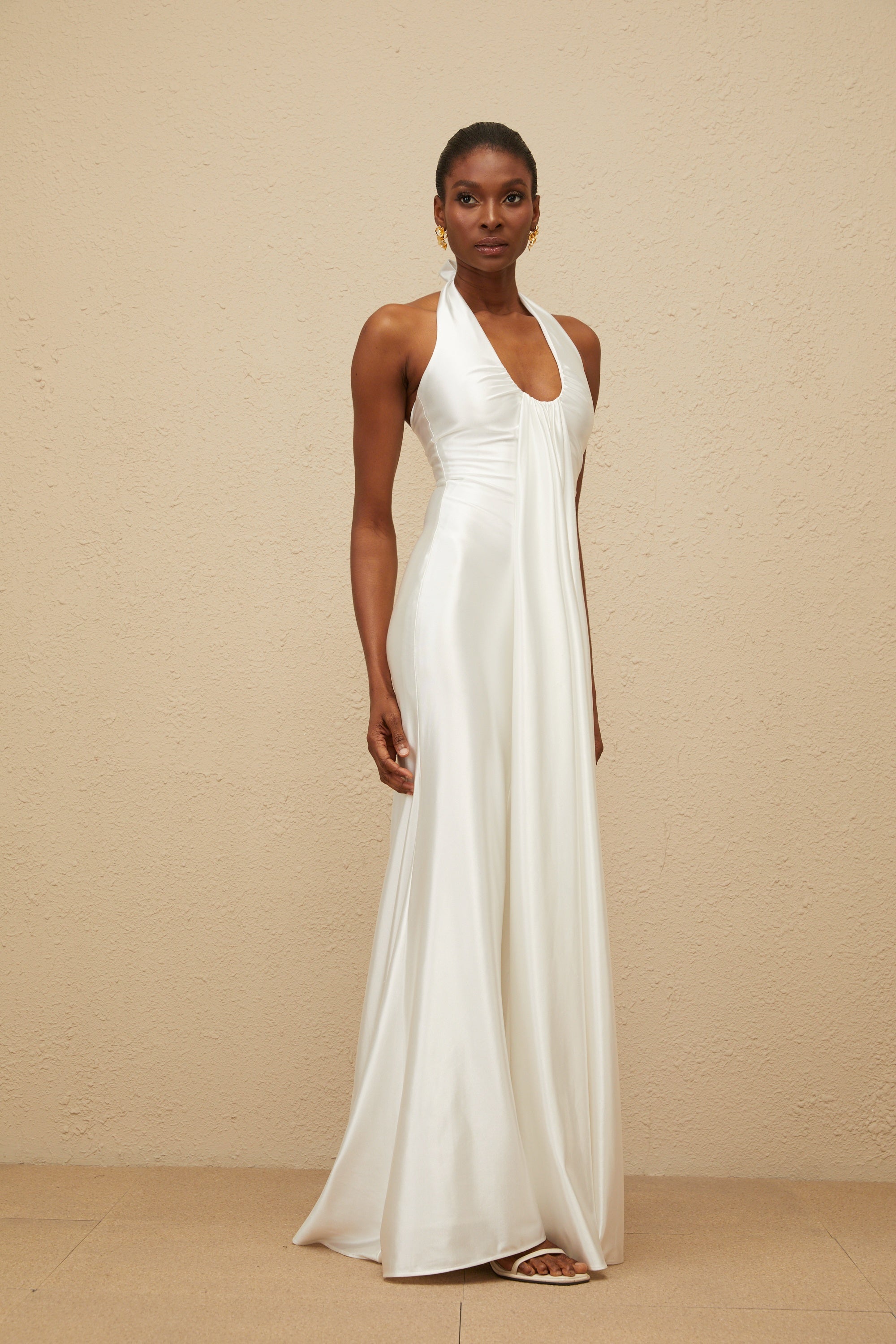 Céleste Weißes, gerafftes Maxikleid aus Satin