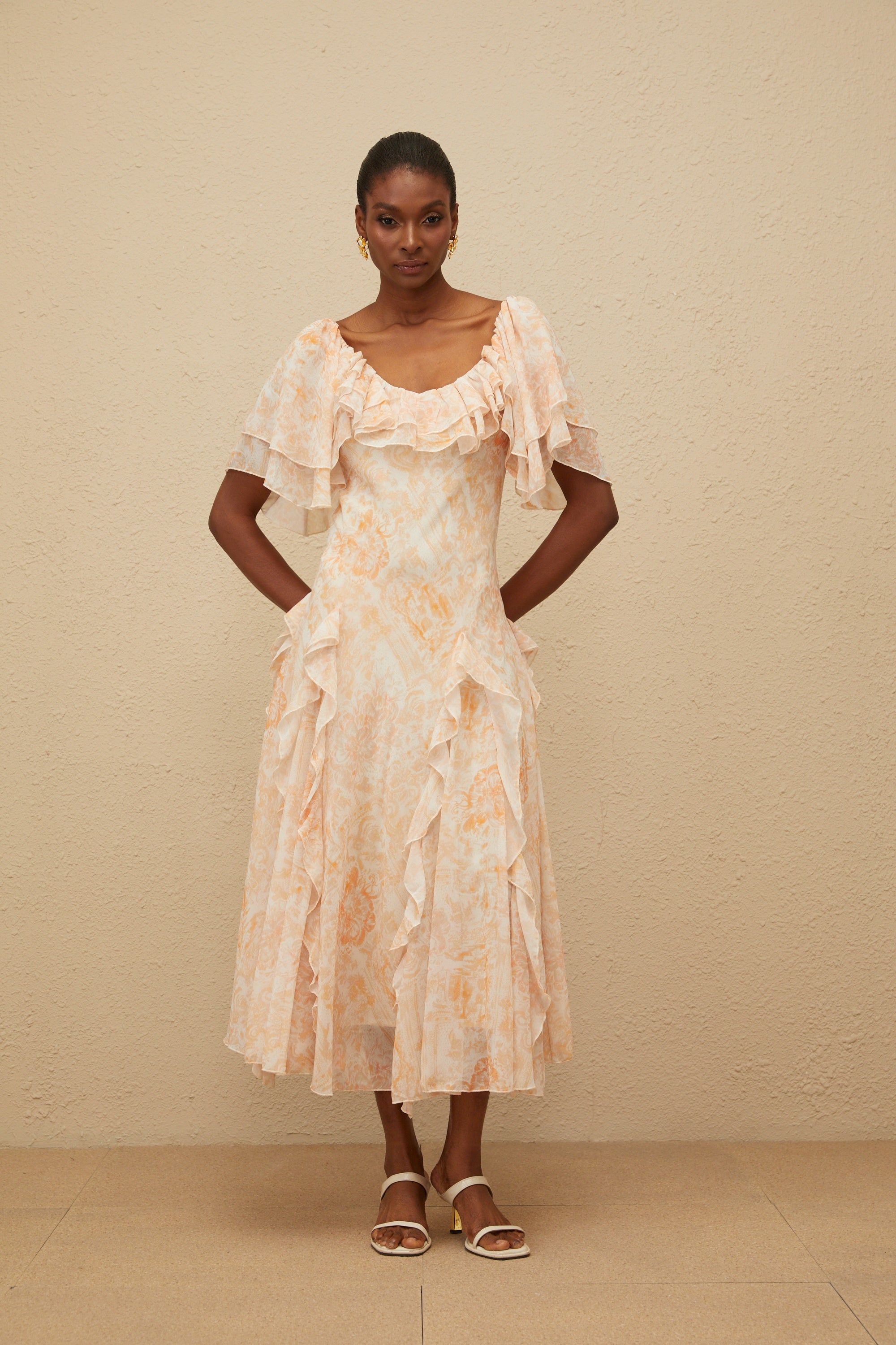 فستان أورور متوسط الطول مزين بكشكشة وزهور