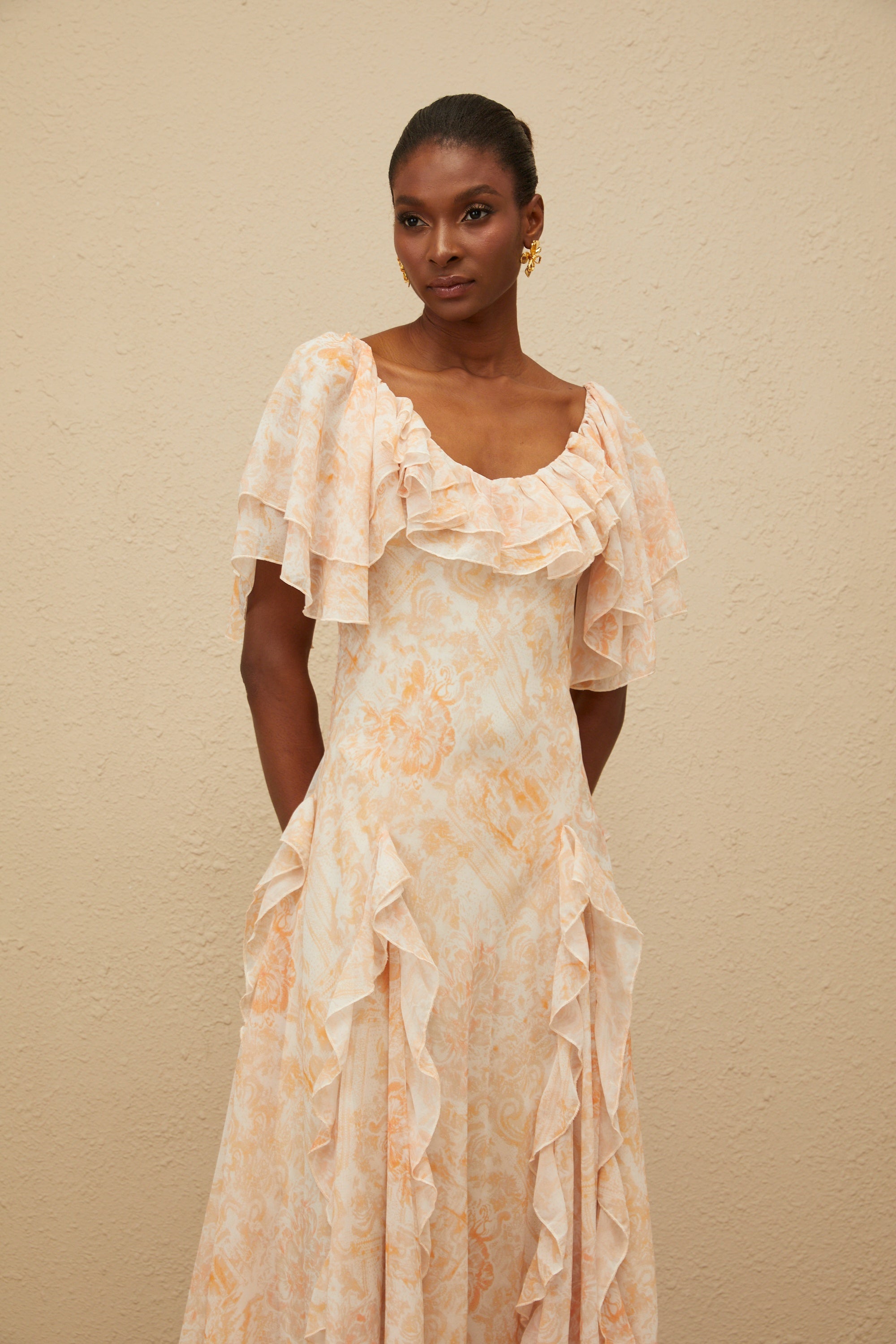 فستان أورور متوسط الطول مزين بكشكشة وزهور