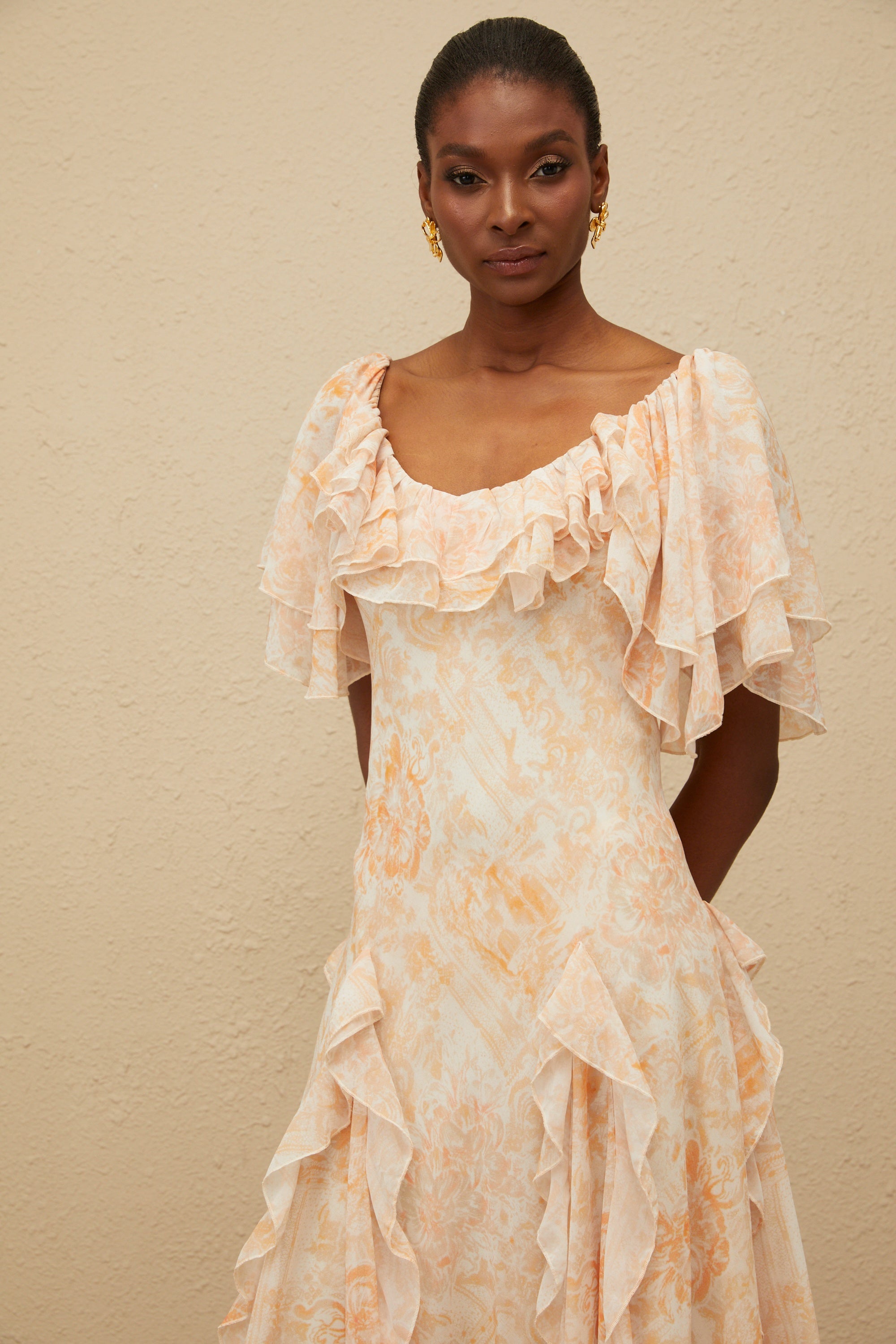 فستان أورور متوسط الطول مزين بكشكشة وزهور