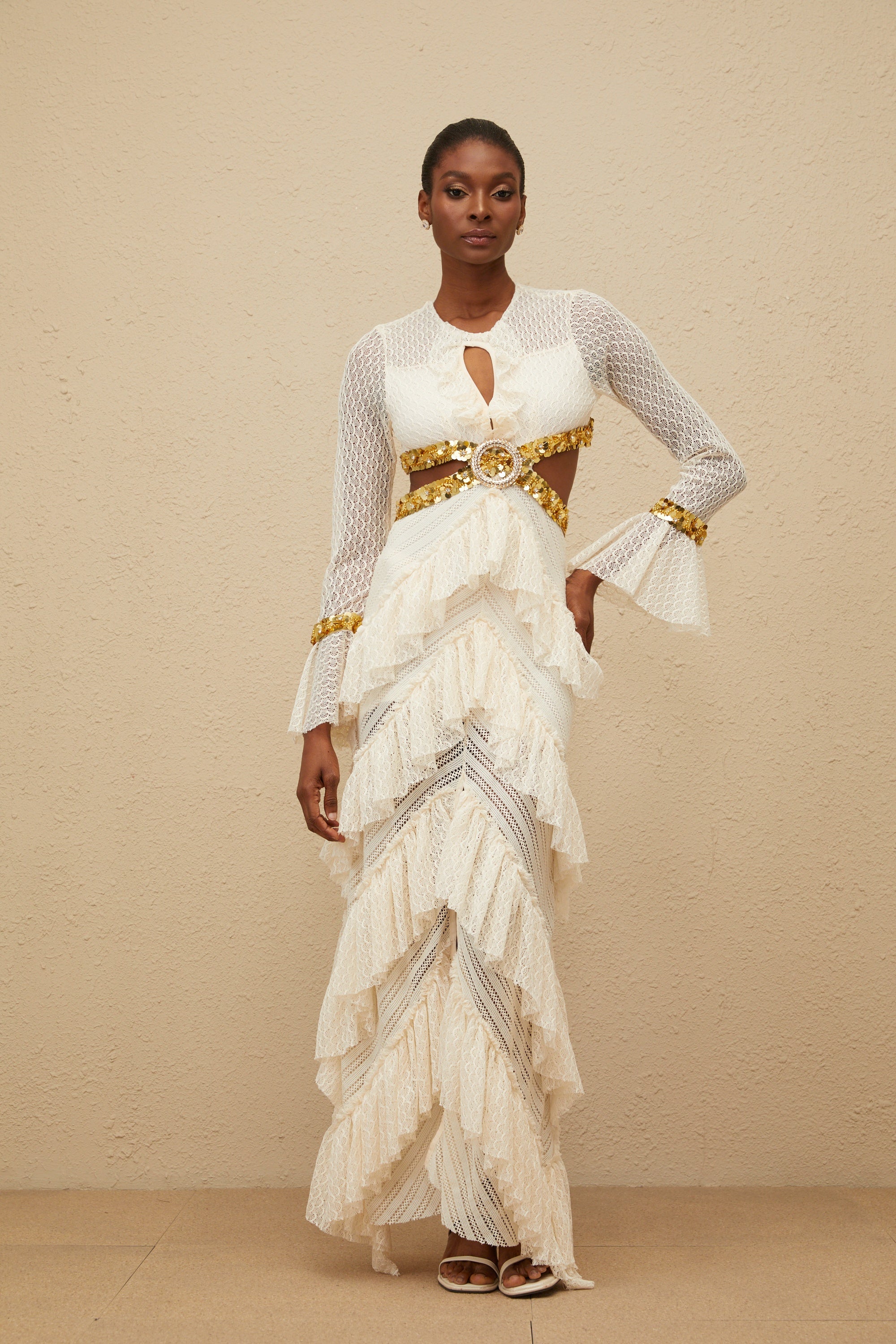 فستان دوريه ماكسي من الدانتيل والترتر مع كشكش محايد