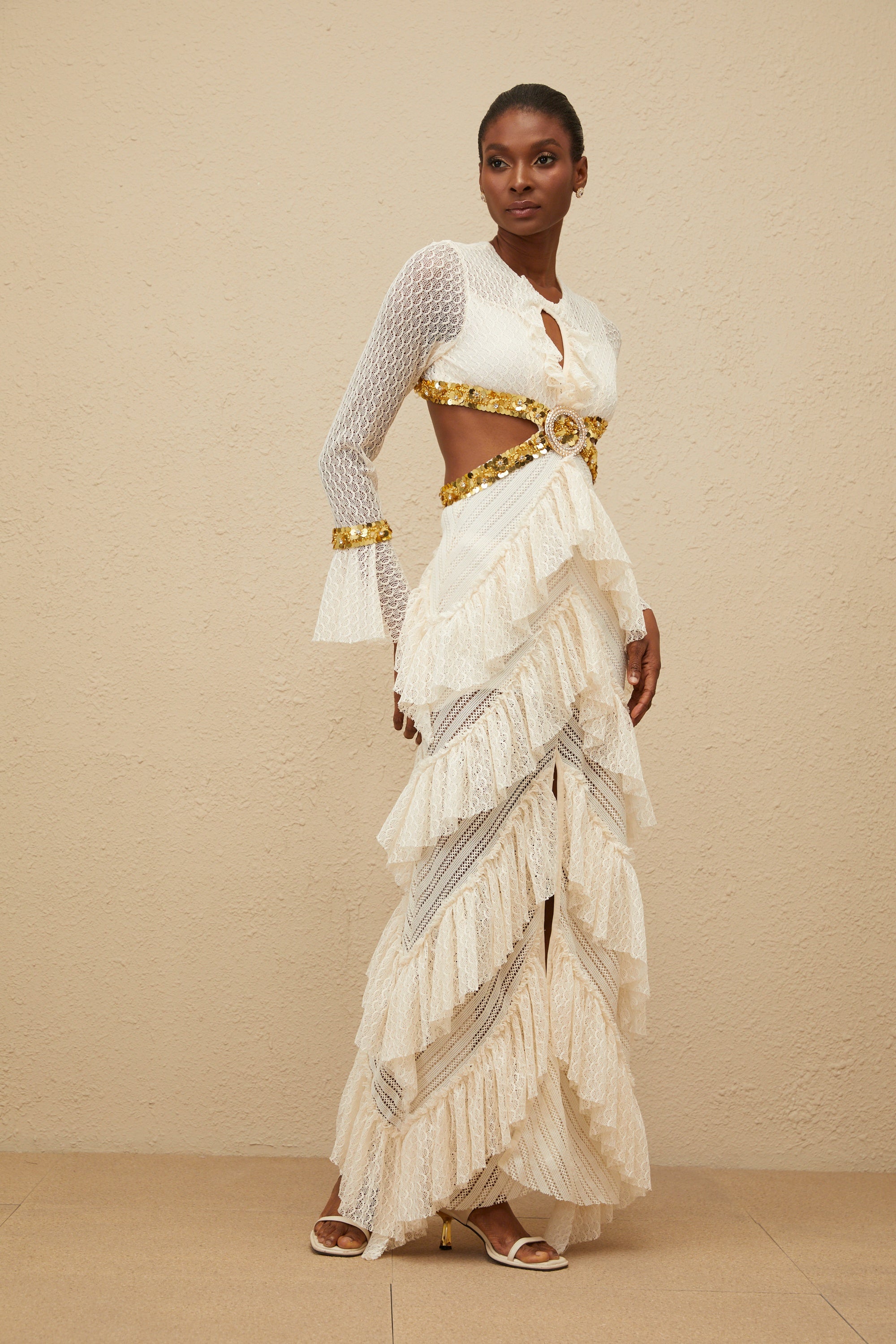 فستان دوريه ماكسي من الدانتيل والترتر مع كشكش محايد