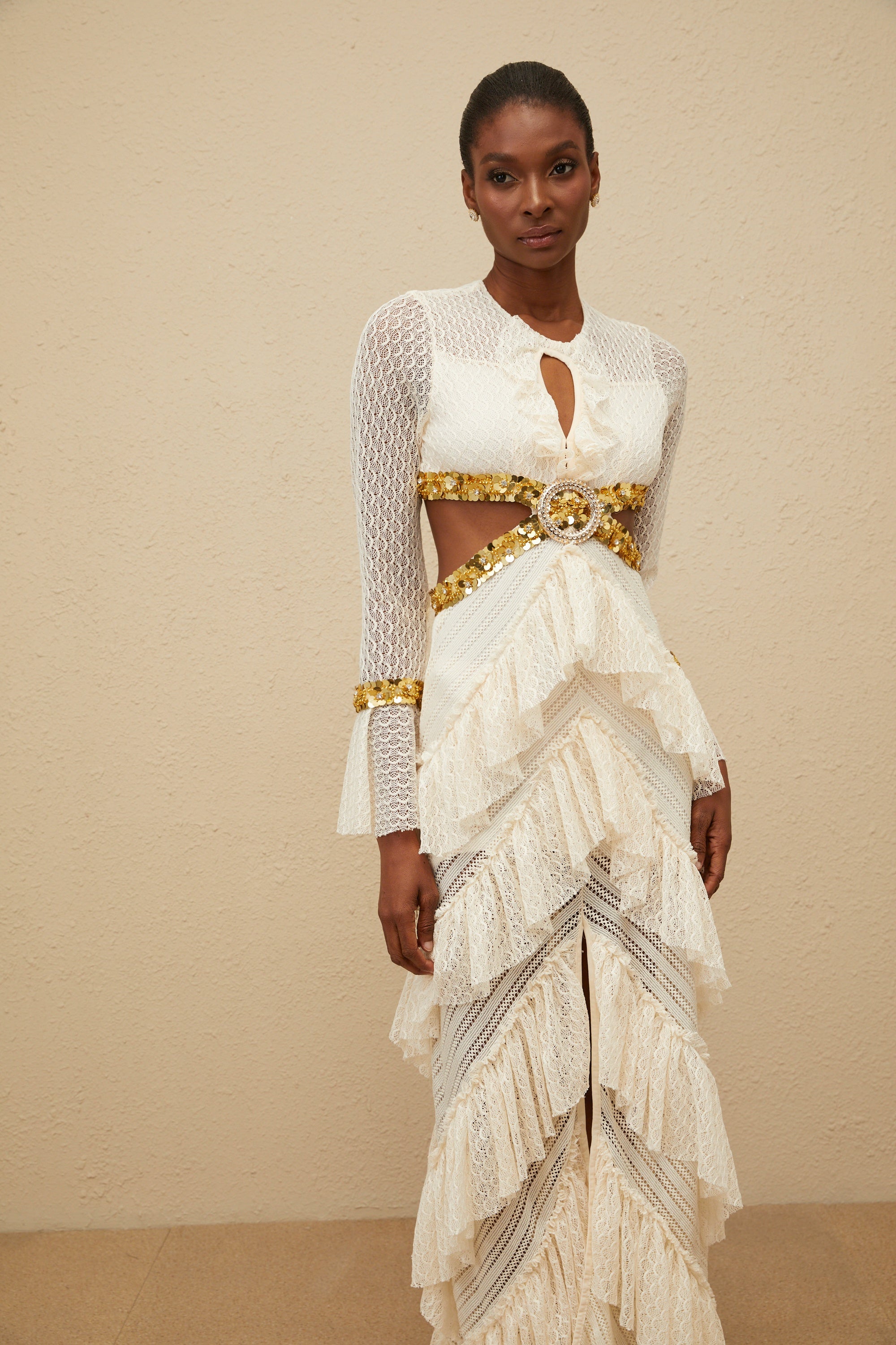 فستان دوريه ماكسي من الدانتيل والترتر مع كشكش محايد