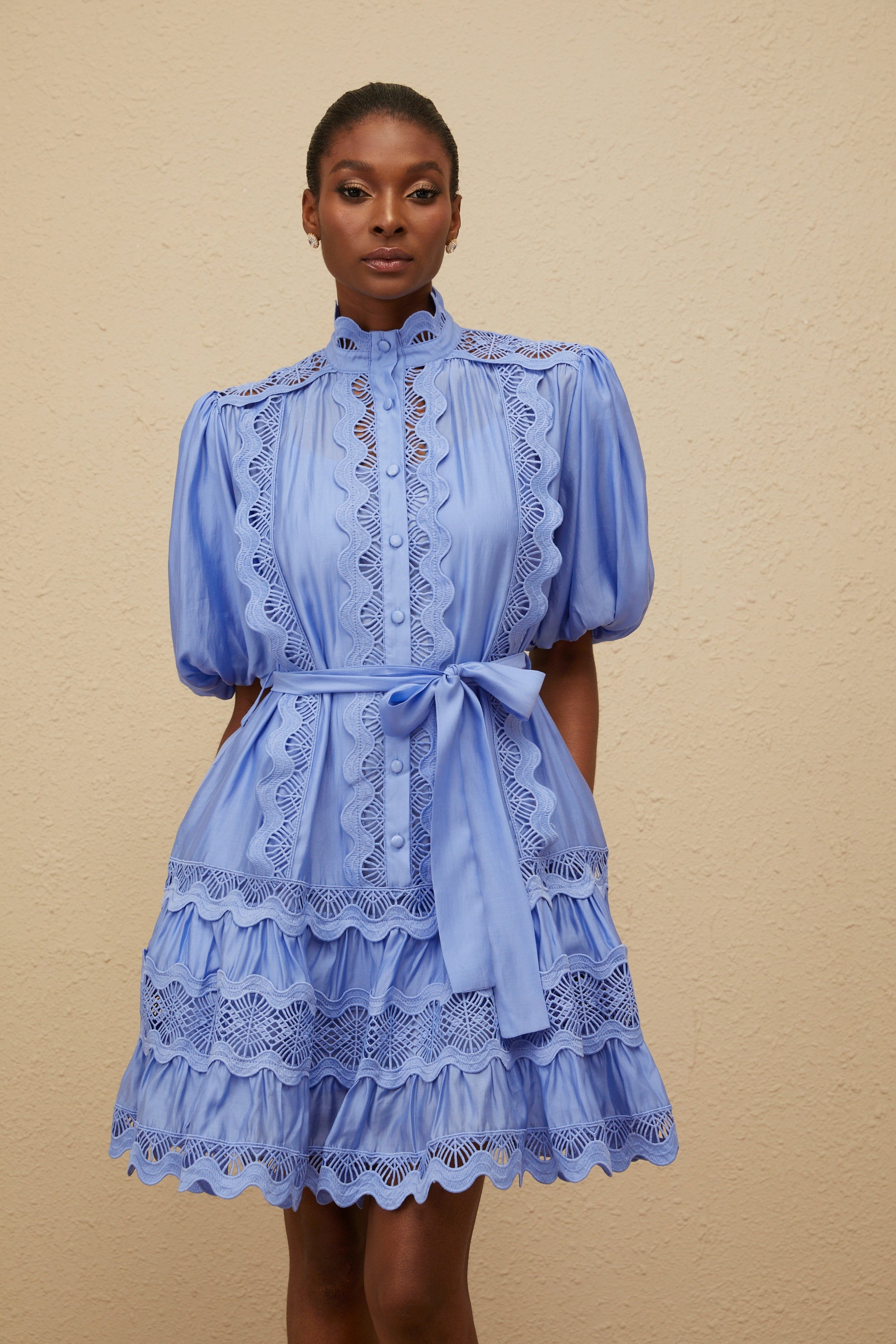 فستان قصير متعدد الطبقات من Poema باللون الأزرق، مطرز بزخارف مقطوعة