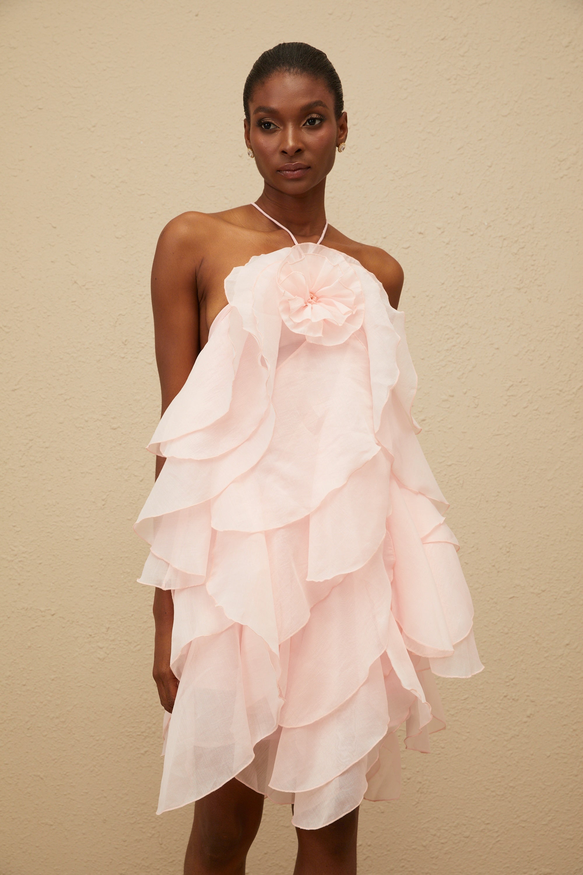 فستان لوسي الوردي القصير ذو الطبقات والمكشكش