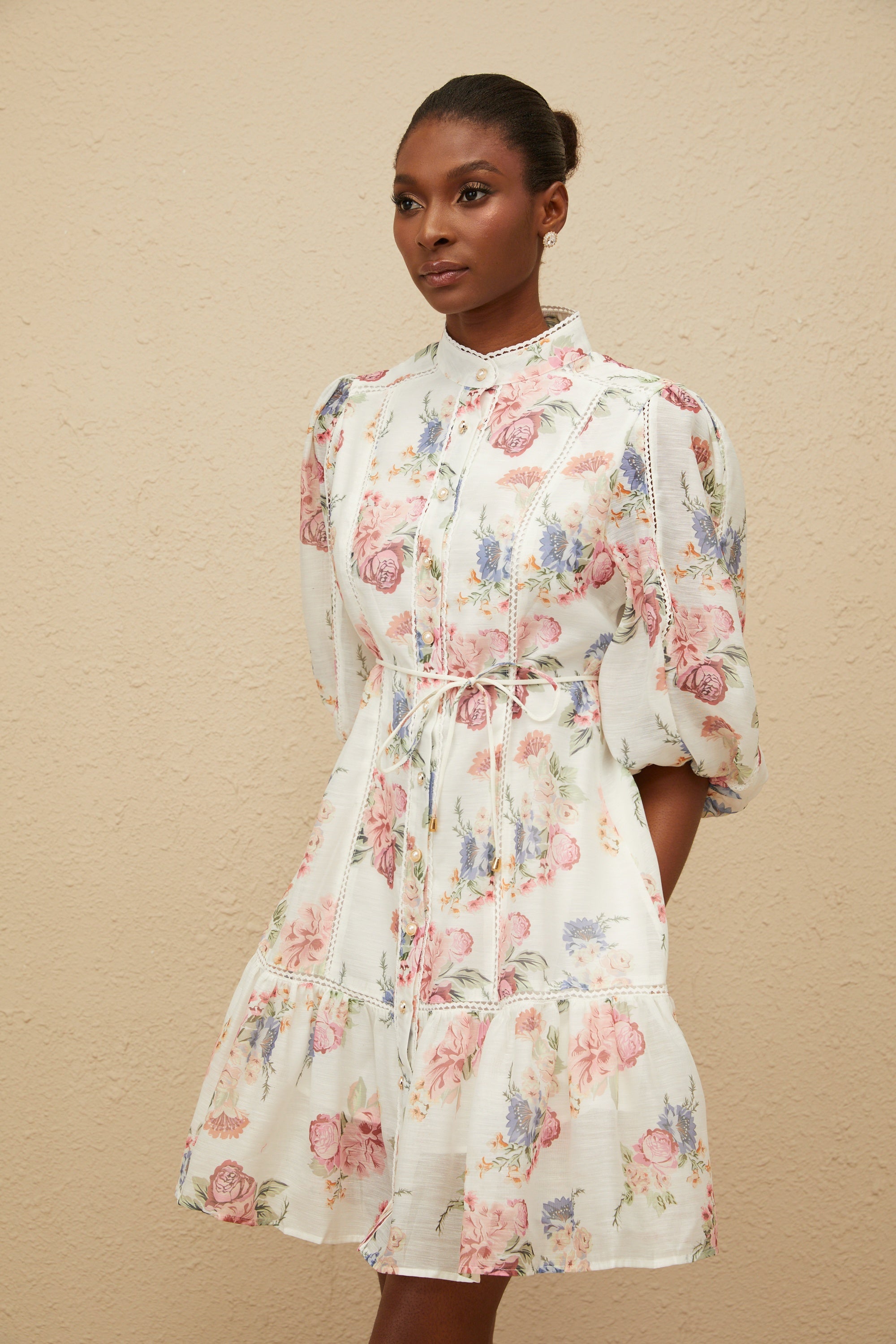 فستان إنايا قصير أبيض بطبعة زهور