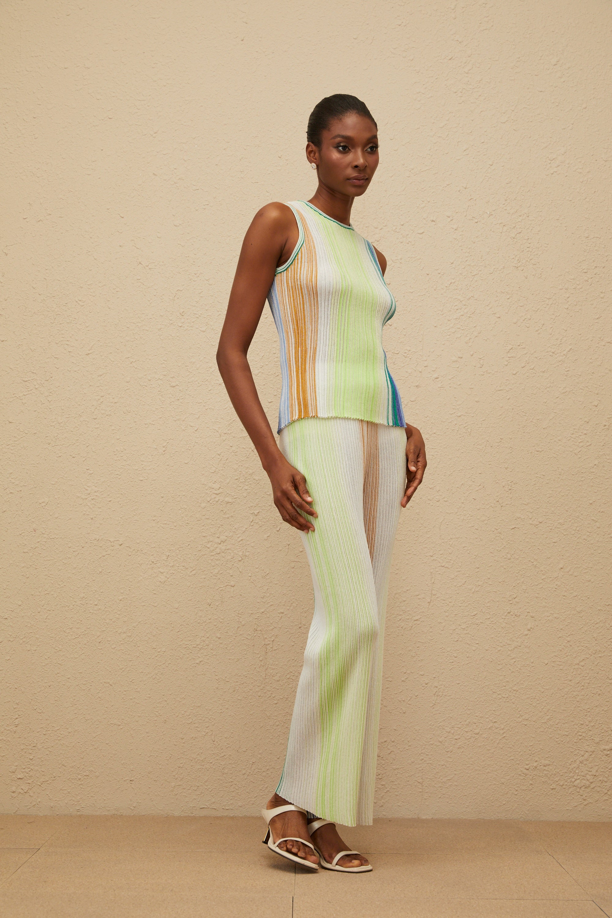 طقم بلوزة وبنطال محبوكان مطويات لامعان باللون الأخضر من Ulysse