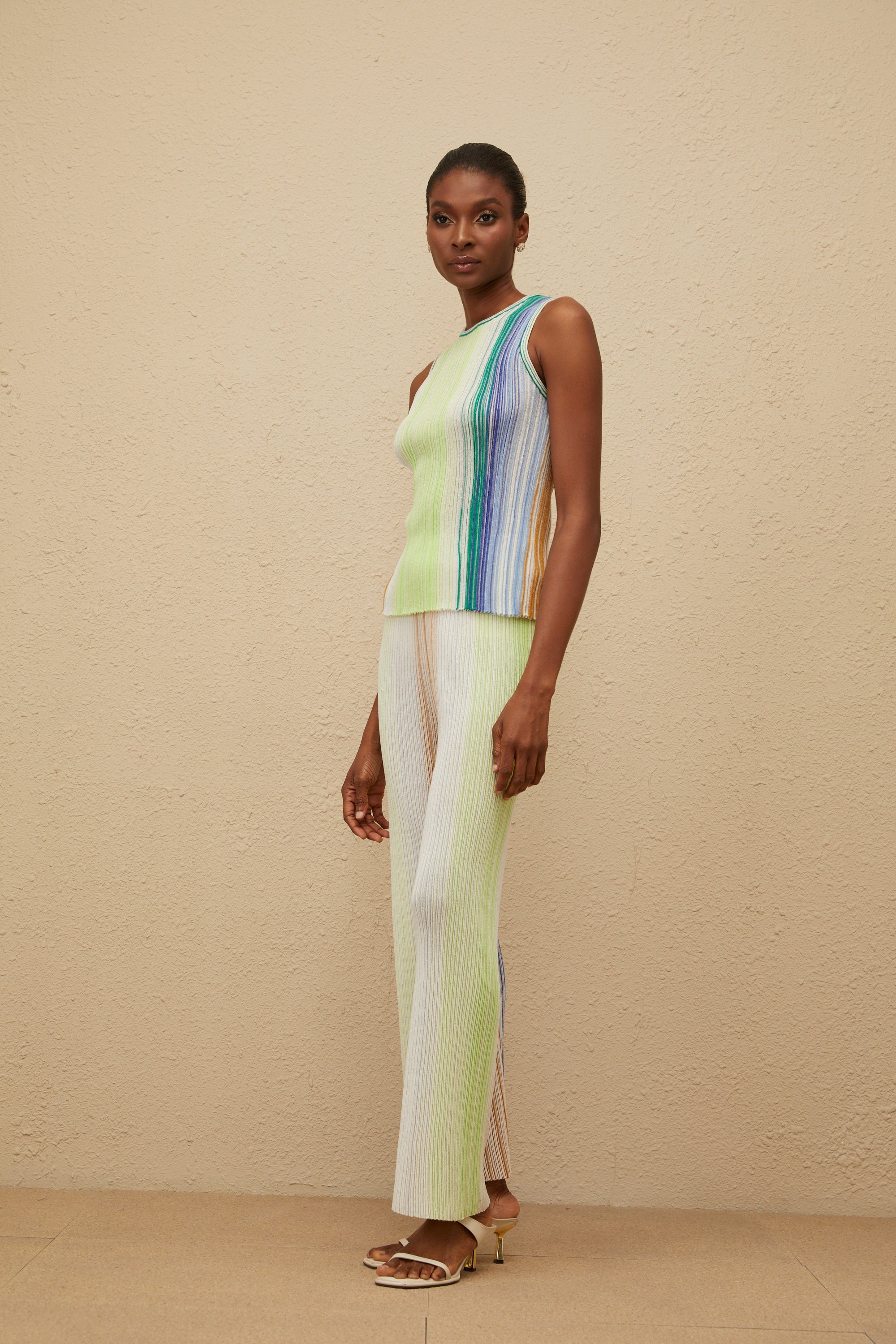 طقم بلوزة وبنطال محبوكان مطويات لامعان باللون الأخضر من Ulysse